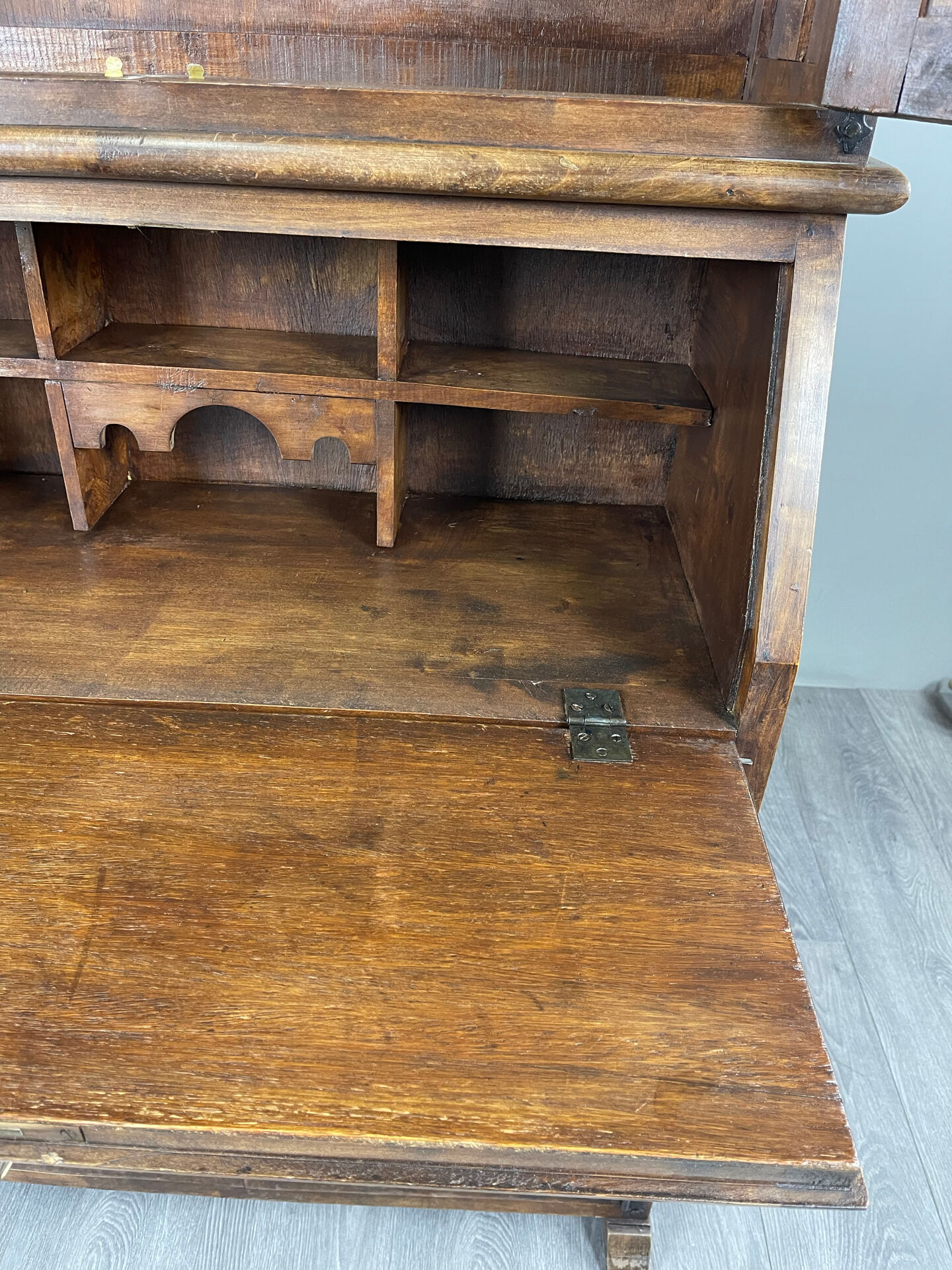 Bureau d'écriture en bois sculpté, style néo-Renaissance, fin du 19e siècle