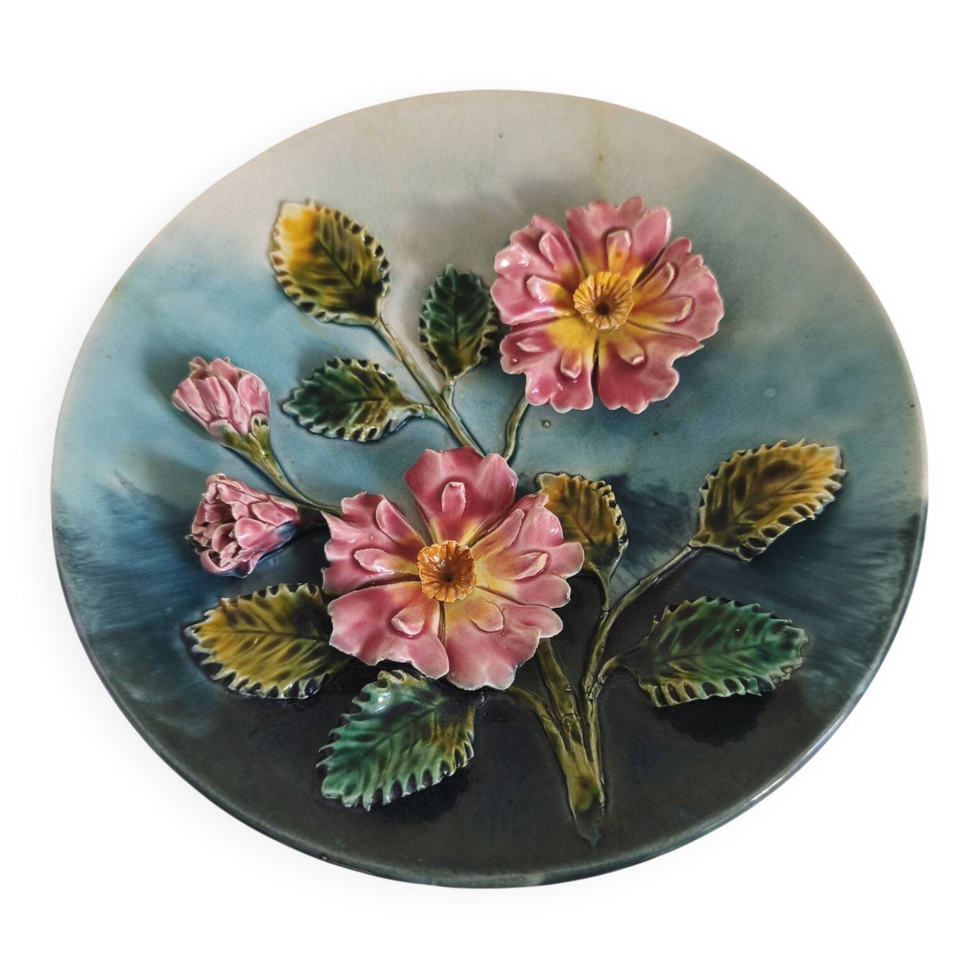 Decorative plate with relief floral pattern in majolica.