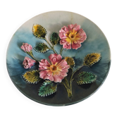 Decorative plate with relief floral pattern in majolica.