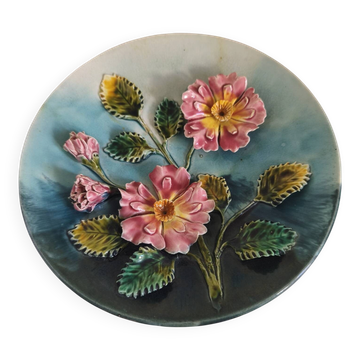 Decorative plate in slipware with floral pattern
