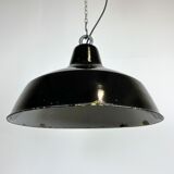 Lampe d’usine industrielle en émail noir avec dessus en fer, années 1960