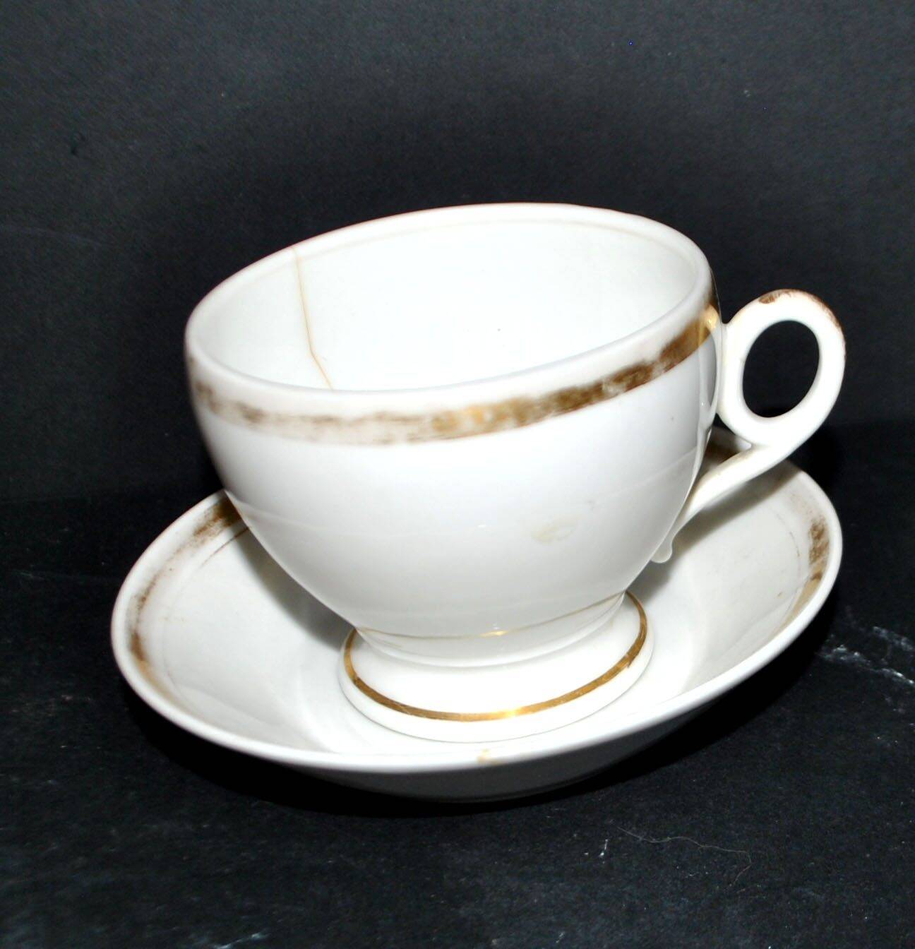 Paris porcelain – Antique round cup in soft porcelain with gold trim.