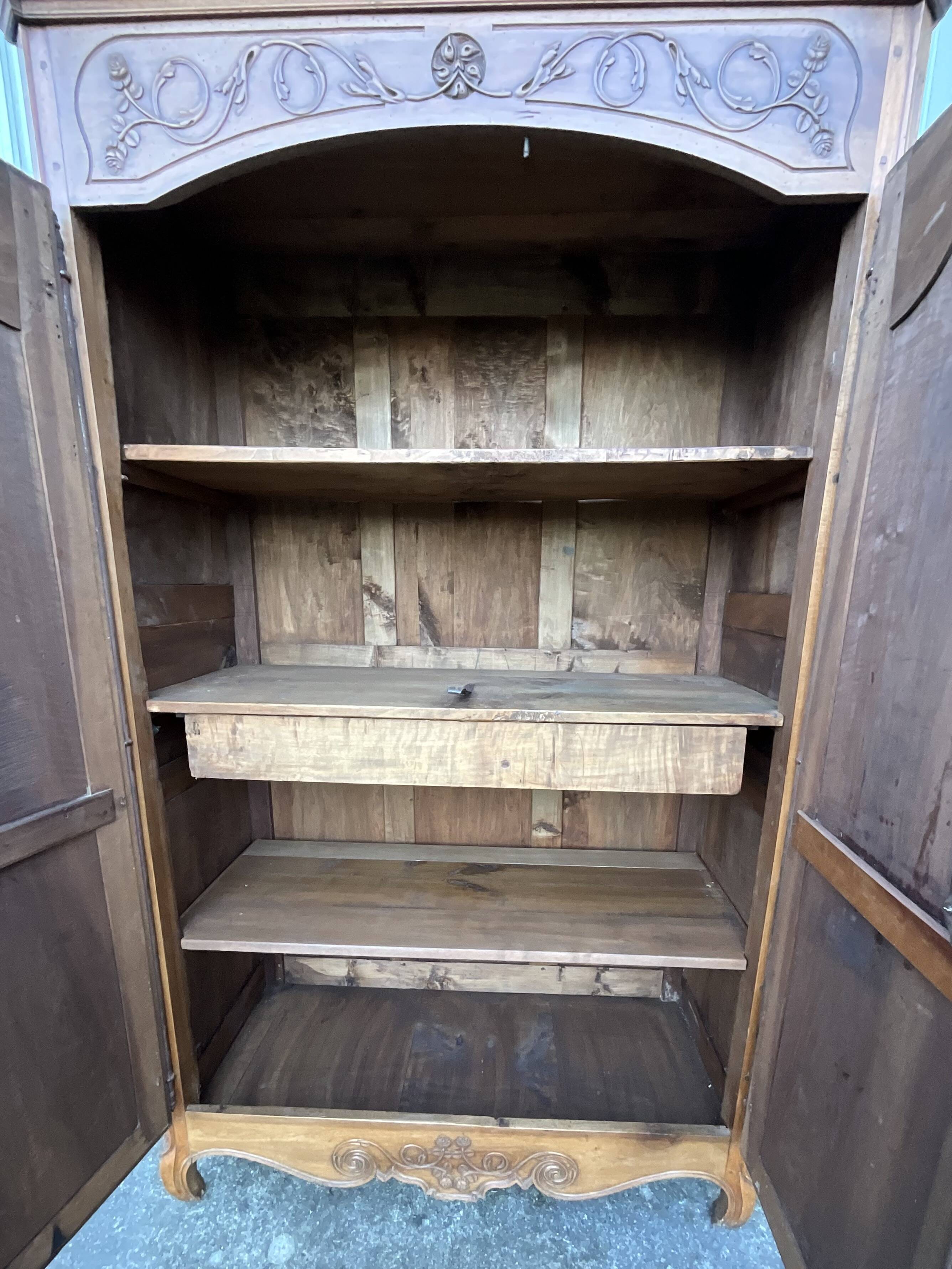 Armoire Louis XV En Noyer Massif, Fin XIXᵉ Siècle