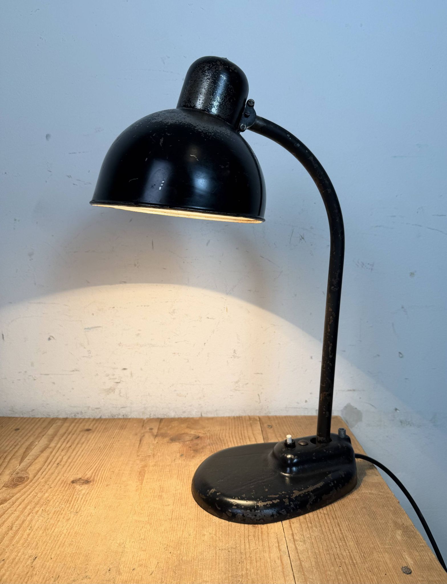 Lampe de table industrielle Bauhaus noire, années 1930