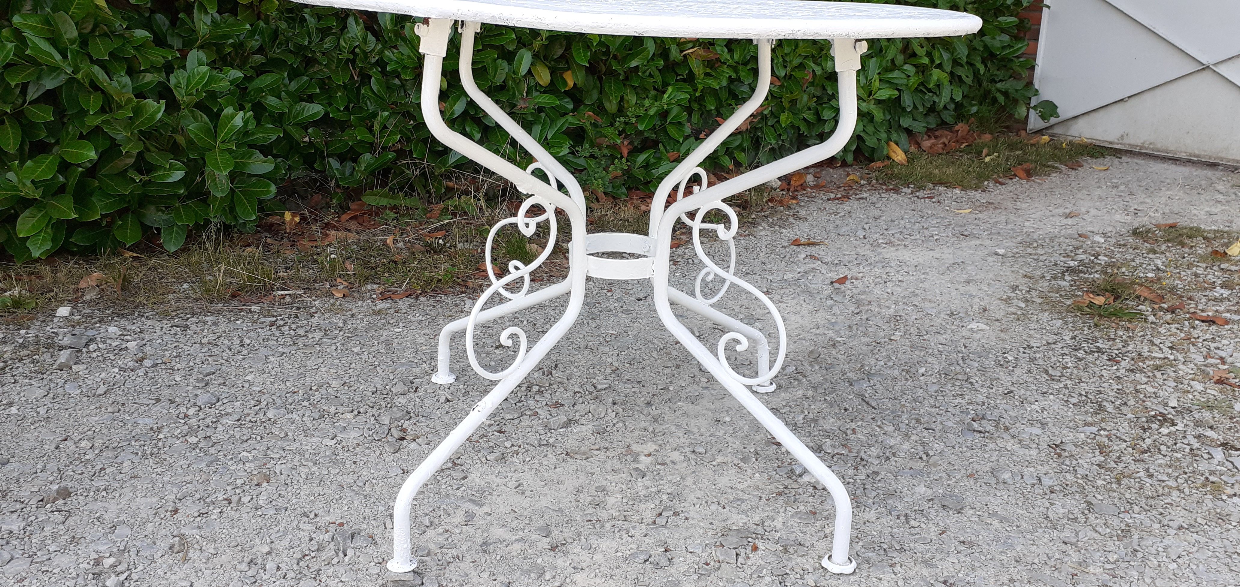 Garden furniture 1 table 6 chairs wood and old white metal