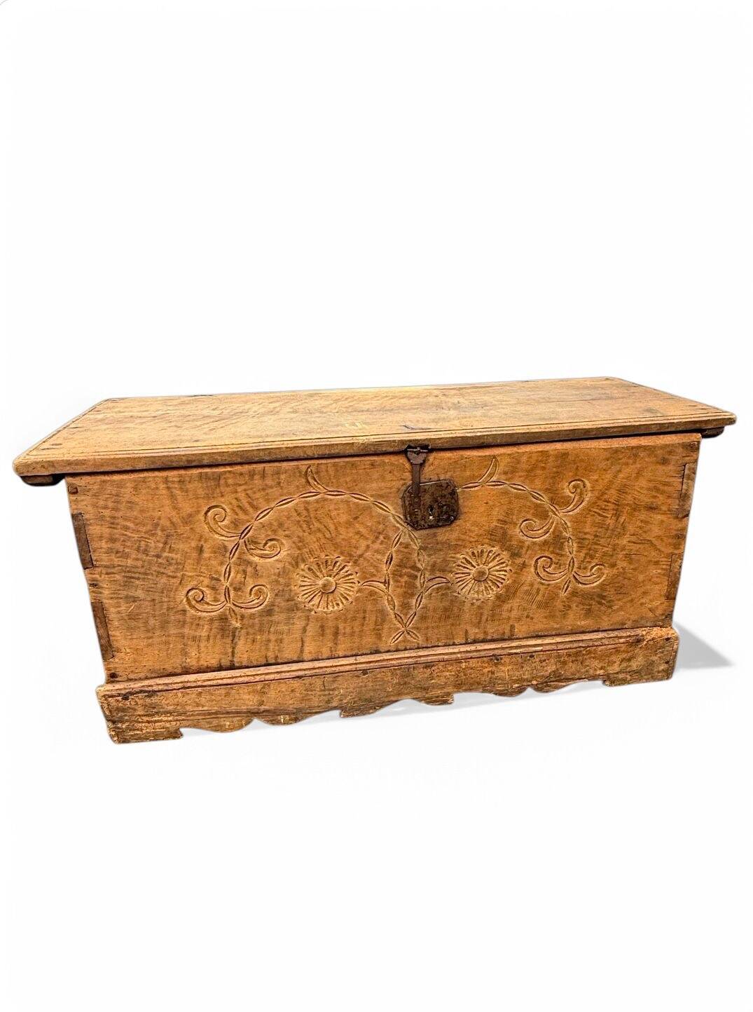 Magnifique coffre de mariage ancien en bois sculpté