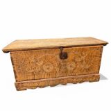 Magnifique coffre de mariage ancien en bois sculpté