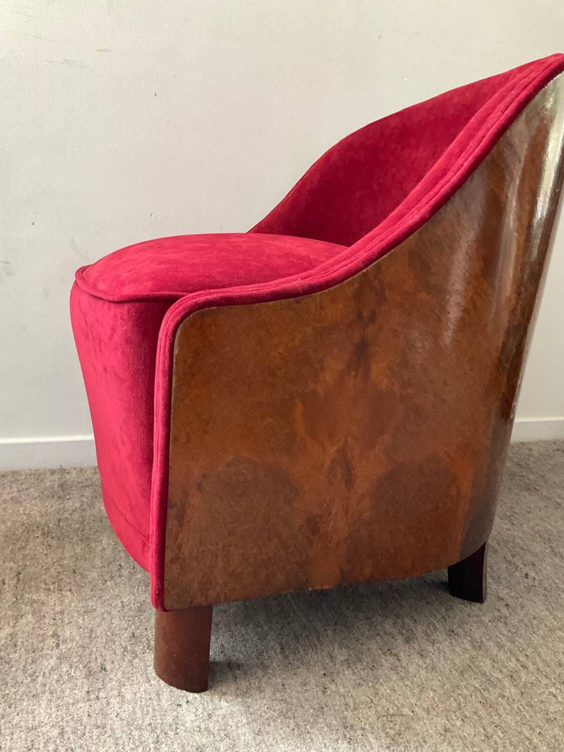 Fauteuil bergère Art Déco en loupe d’orme et velours