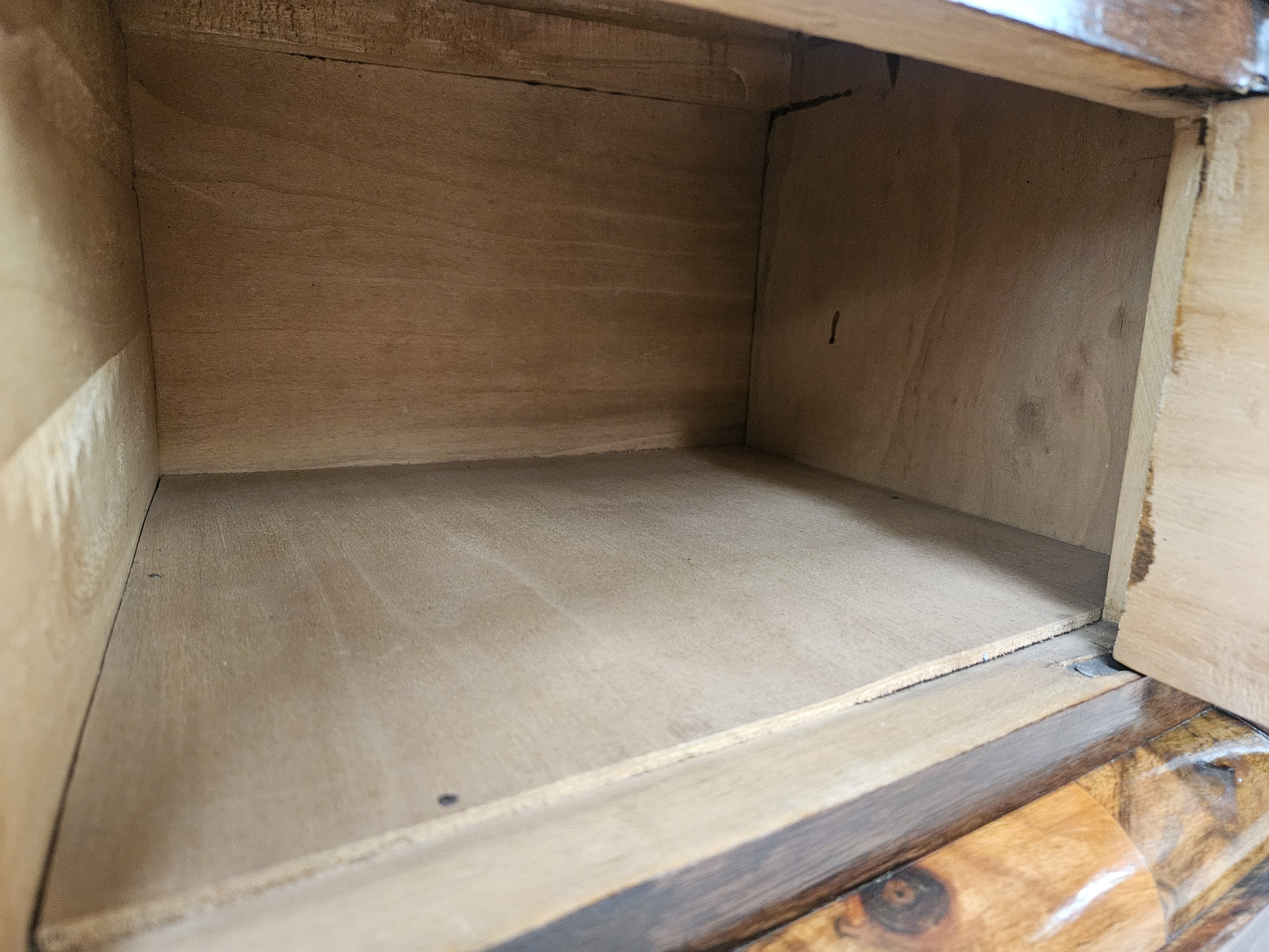 Tuscan Art Decò dressing table from the 1940s in walnut burl