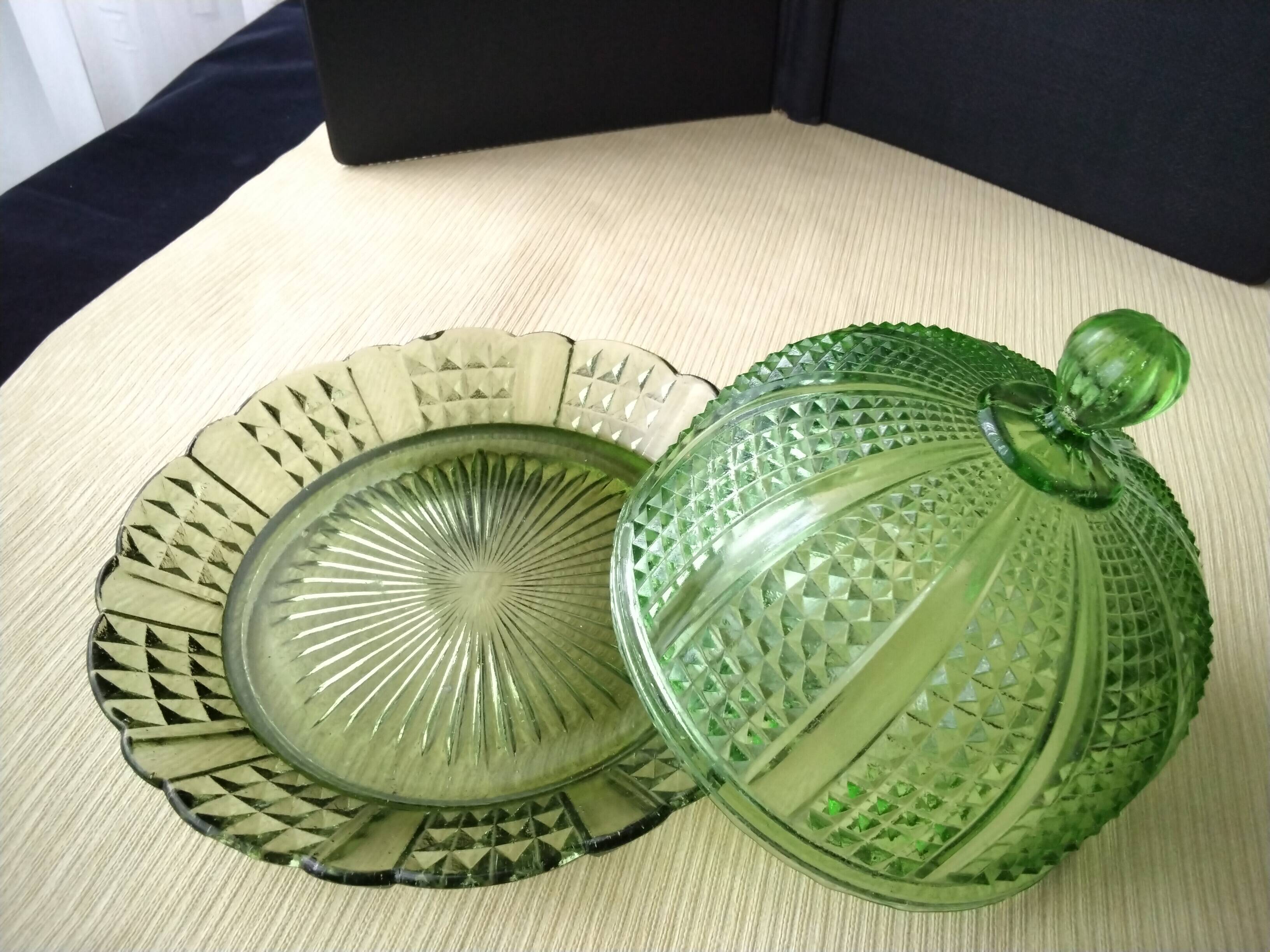 Cheese bell and its molded pressed glass tray