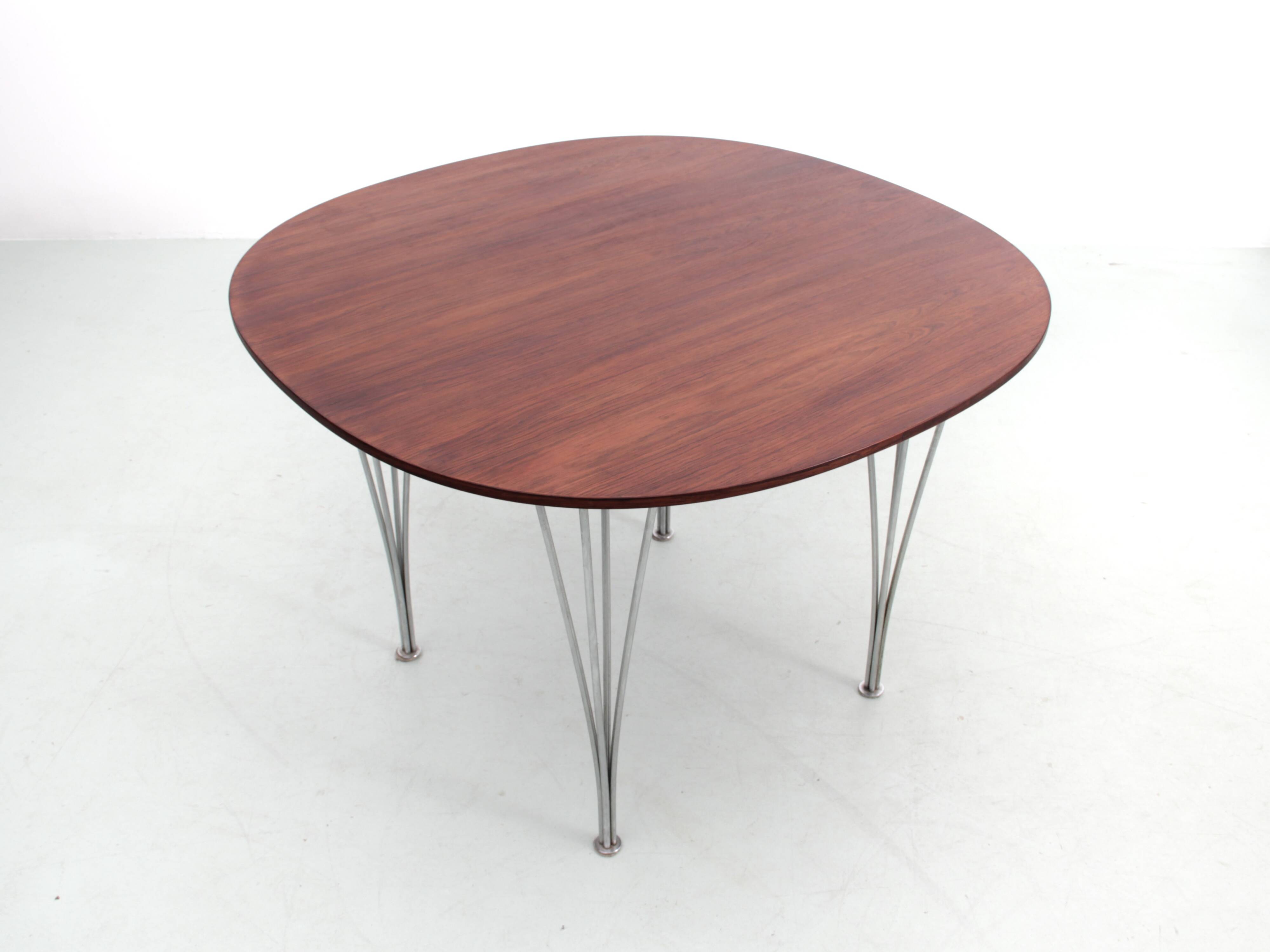 Scandinavian Super-ellipse table in Rio rosewood. 4 people.
