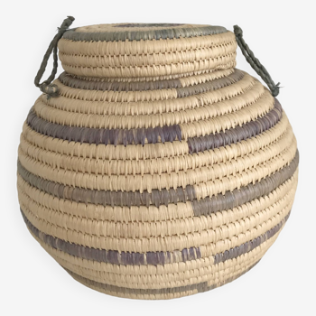 Small round basket in two-tone straw basketry
