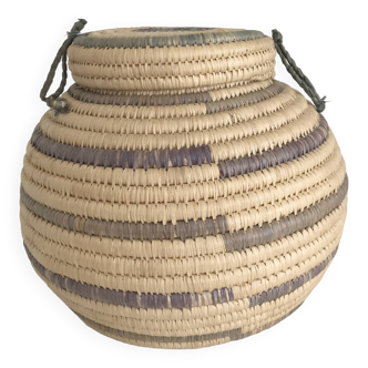 Small round basket in two-tone straw basketry