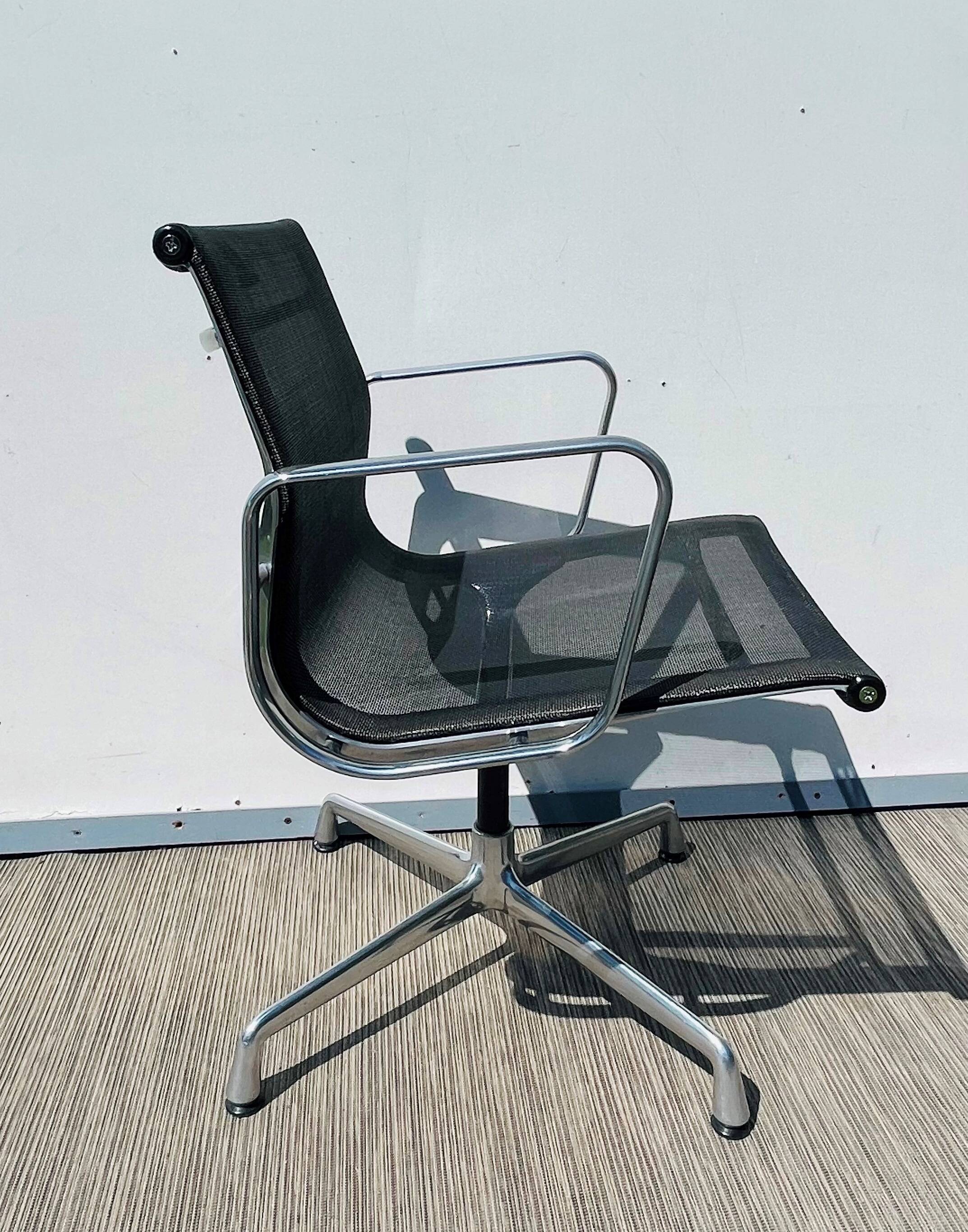 Paire de chaises Ch. Eames Alu Group résille Vitra Vintage