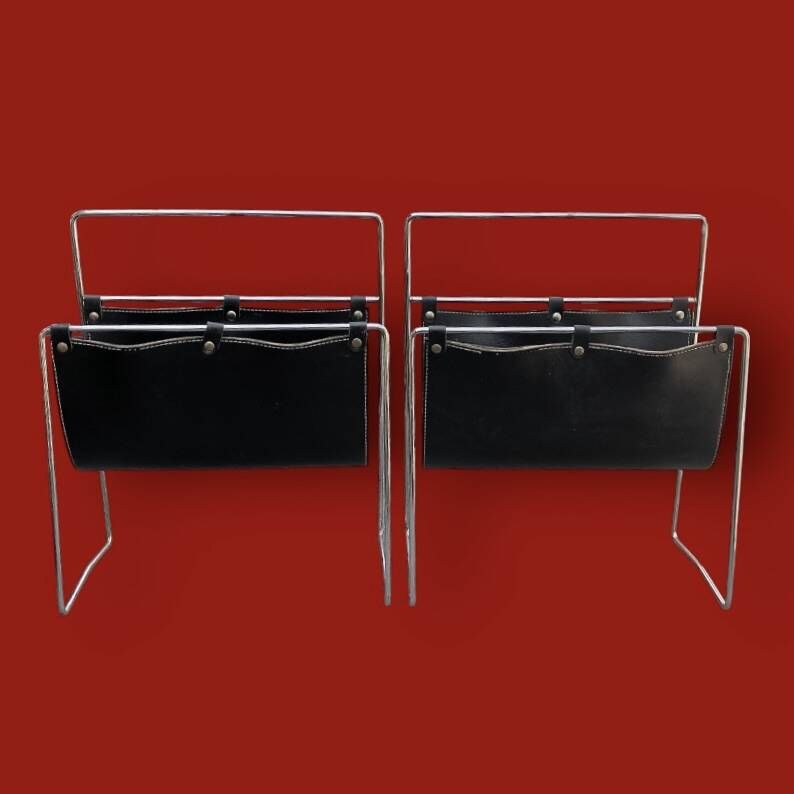 Pair of magazine racks in chromed metal and black leatherette, 1970s
