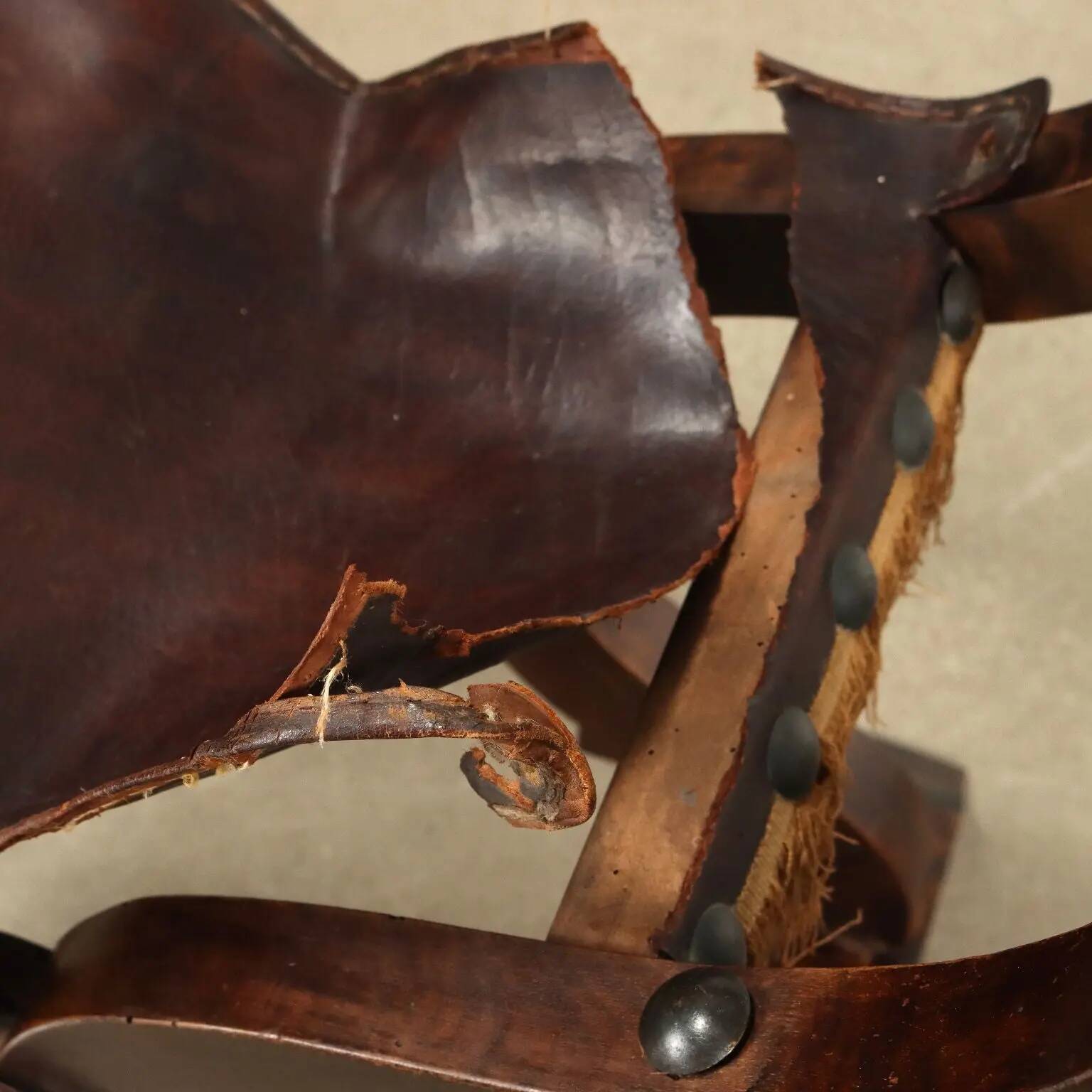 Antique neo-Renaissance folding chair in walnut and leather, Italy, 20th century.