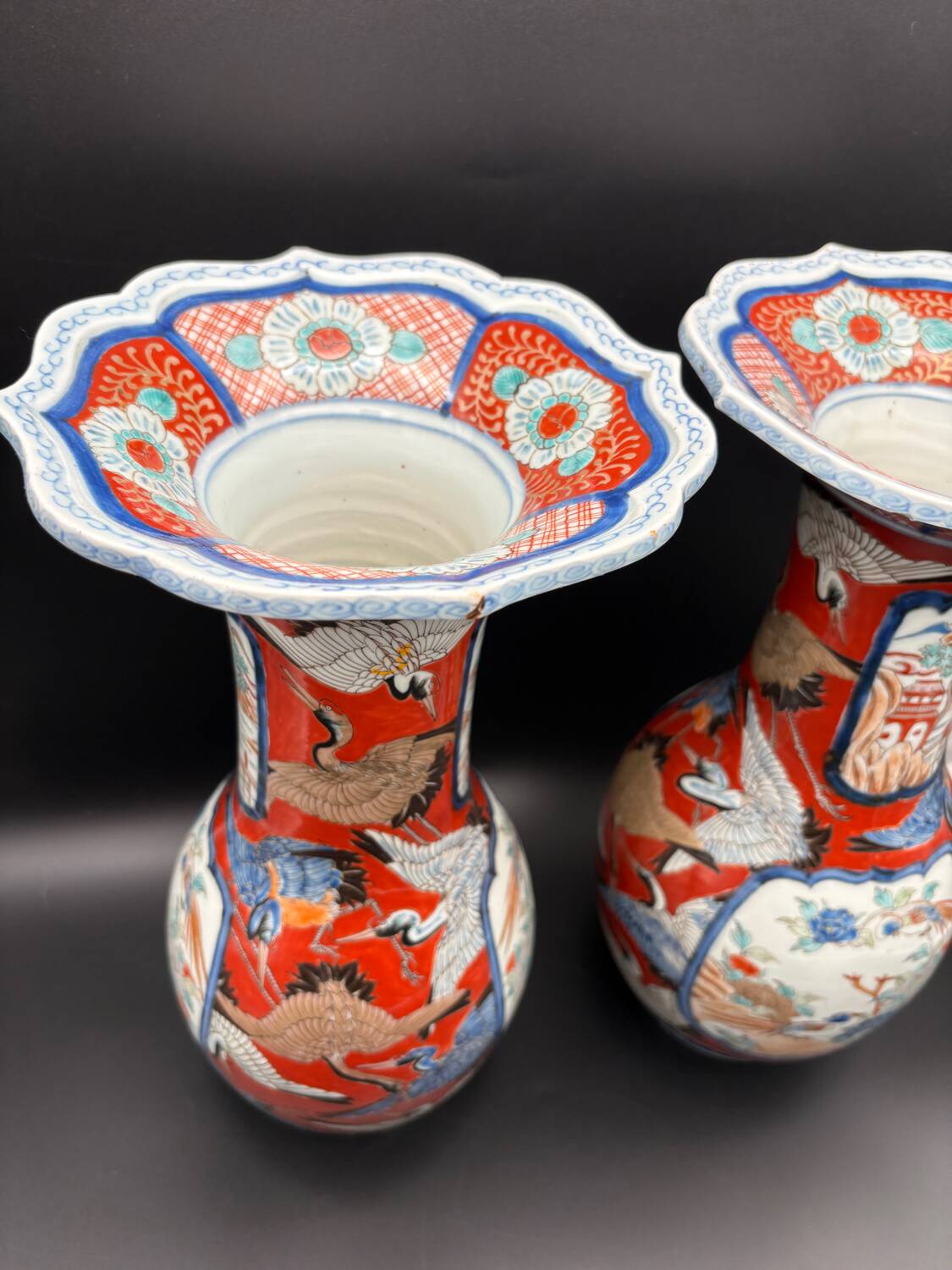 Paire de Vases Cornets Japonais Imari | Décor de Grues & Rouge de Fer