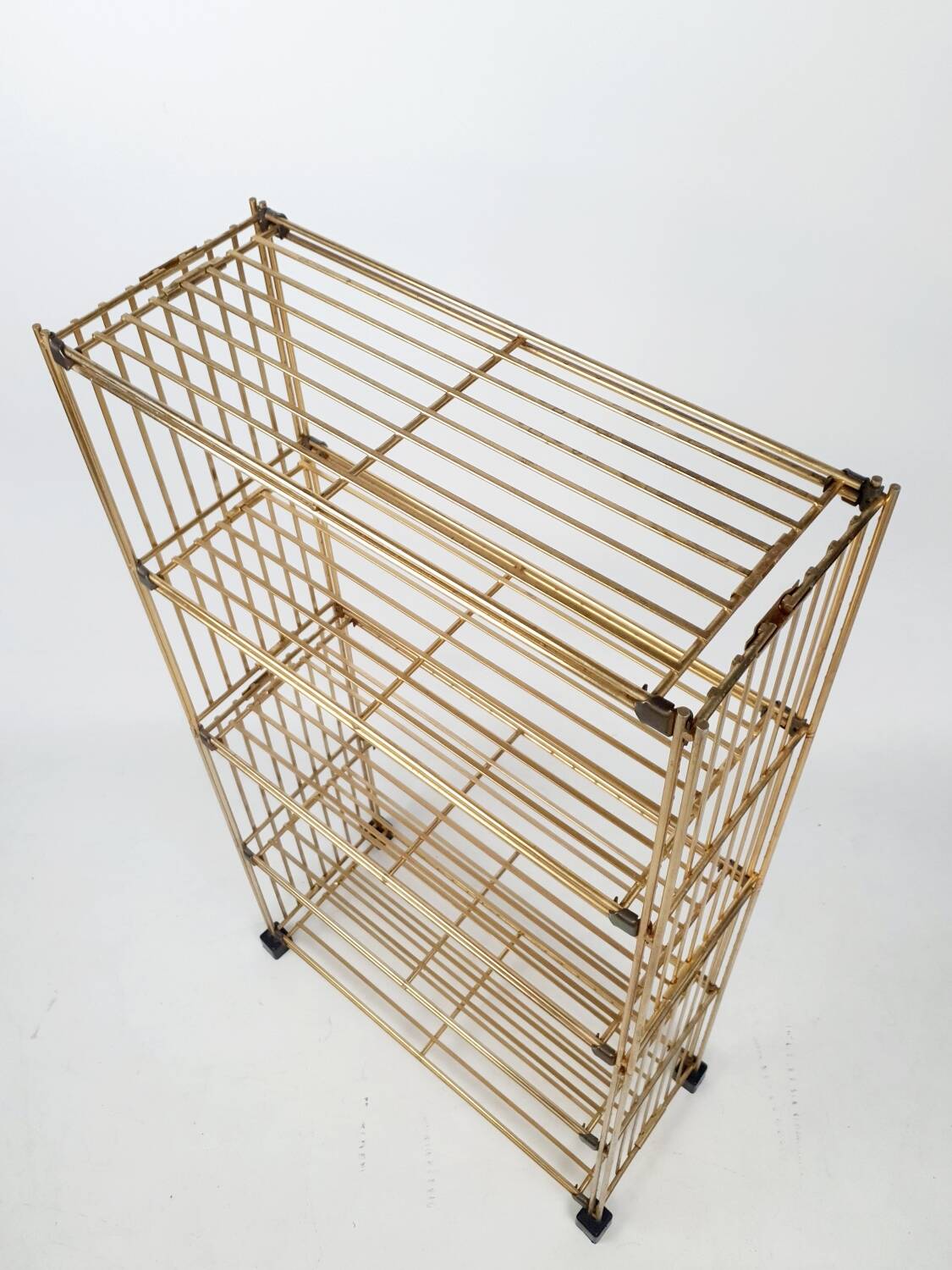 Modular gold metal wire shelf