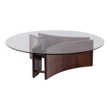 Table basse en palissandre, de forme concave. Années 1970.