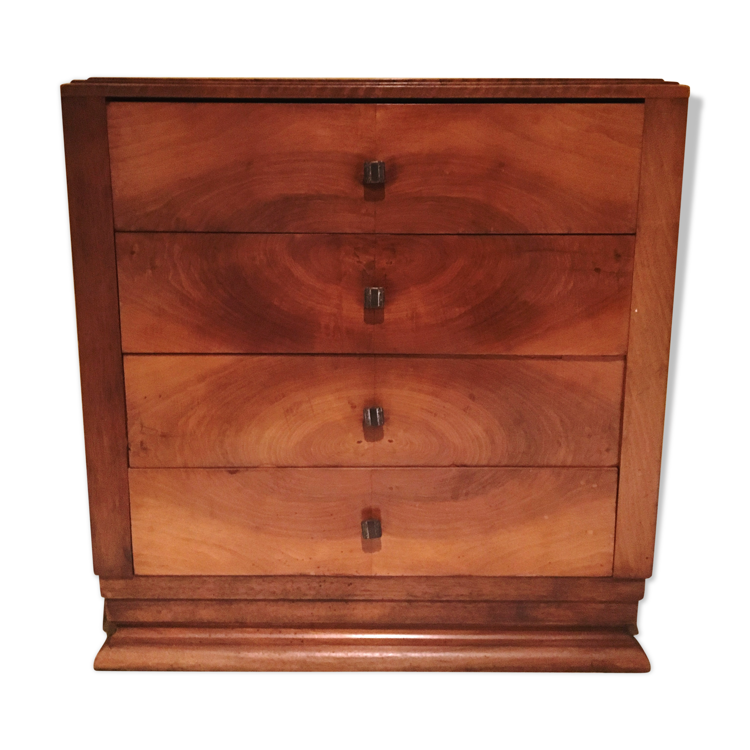 Chest of drawers in walnut