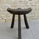 Tabouret tripode en bois massif, avec assise sculptée
