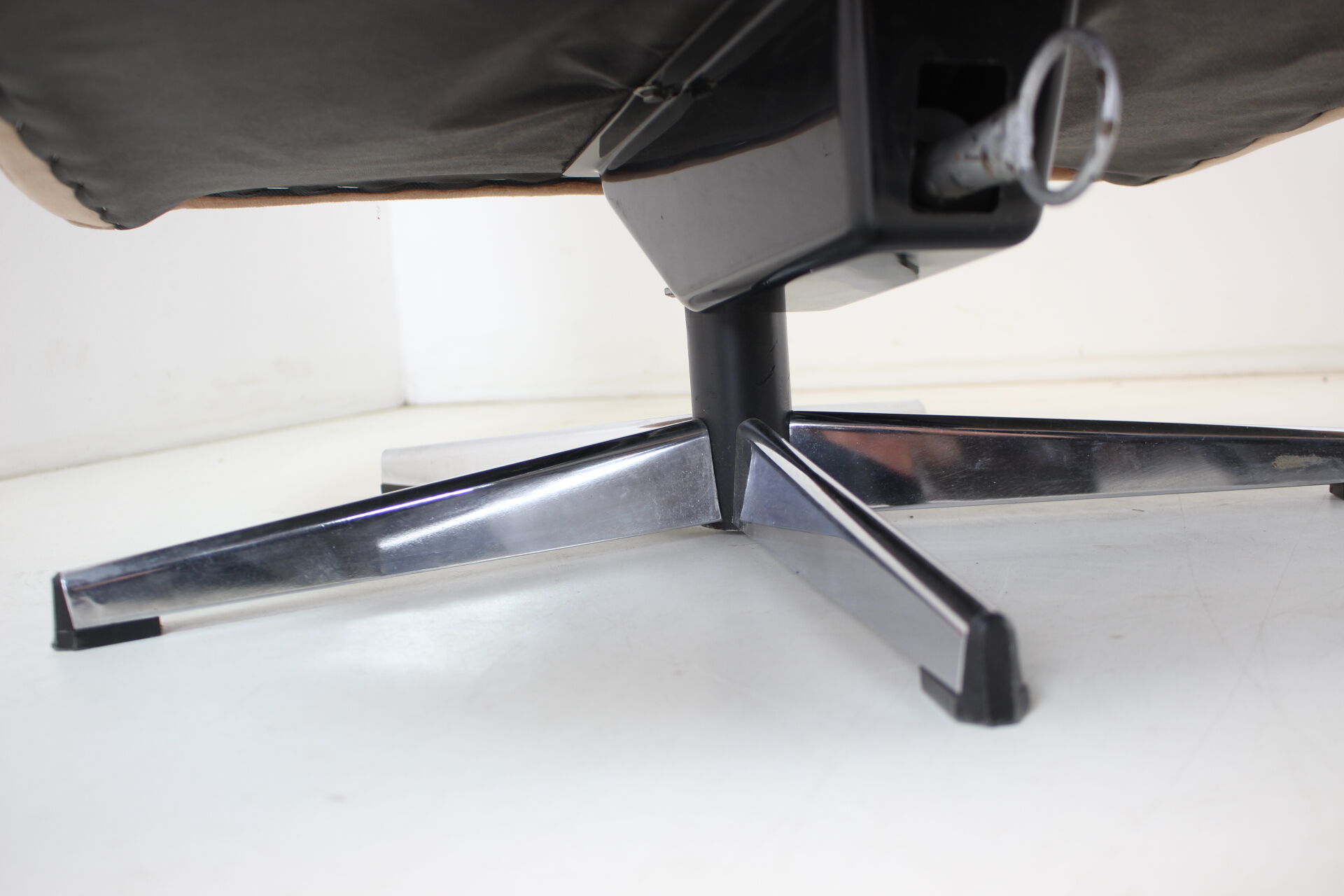 Midcentury swivel leather armchair, peem, finland, 1970s