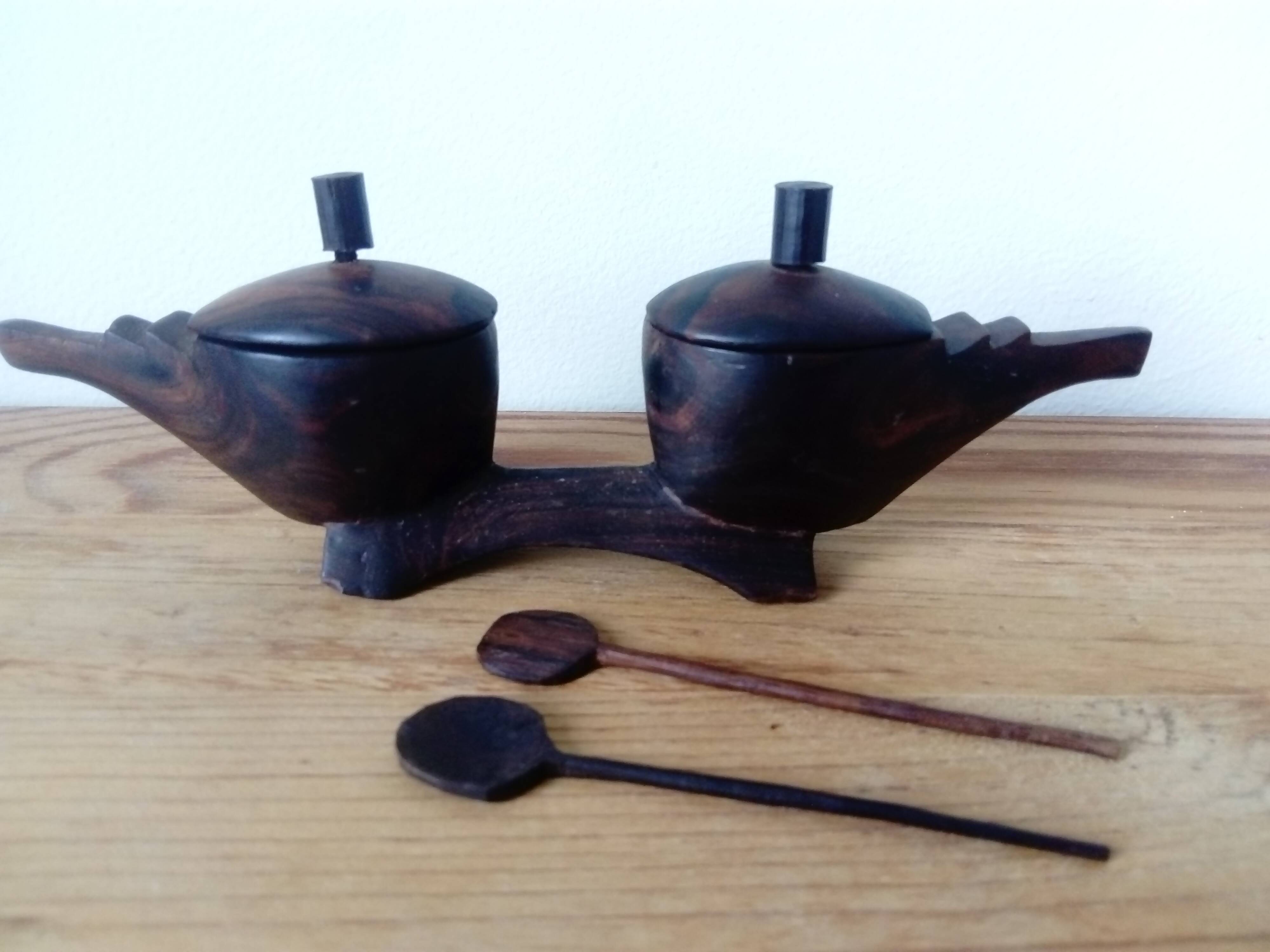 Salt and pepper shakers in carved wood, african craftsmanship