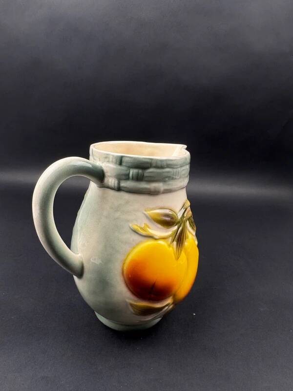 Pichet en céramique Saint-Clément décor de poires en relief