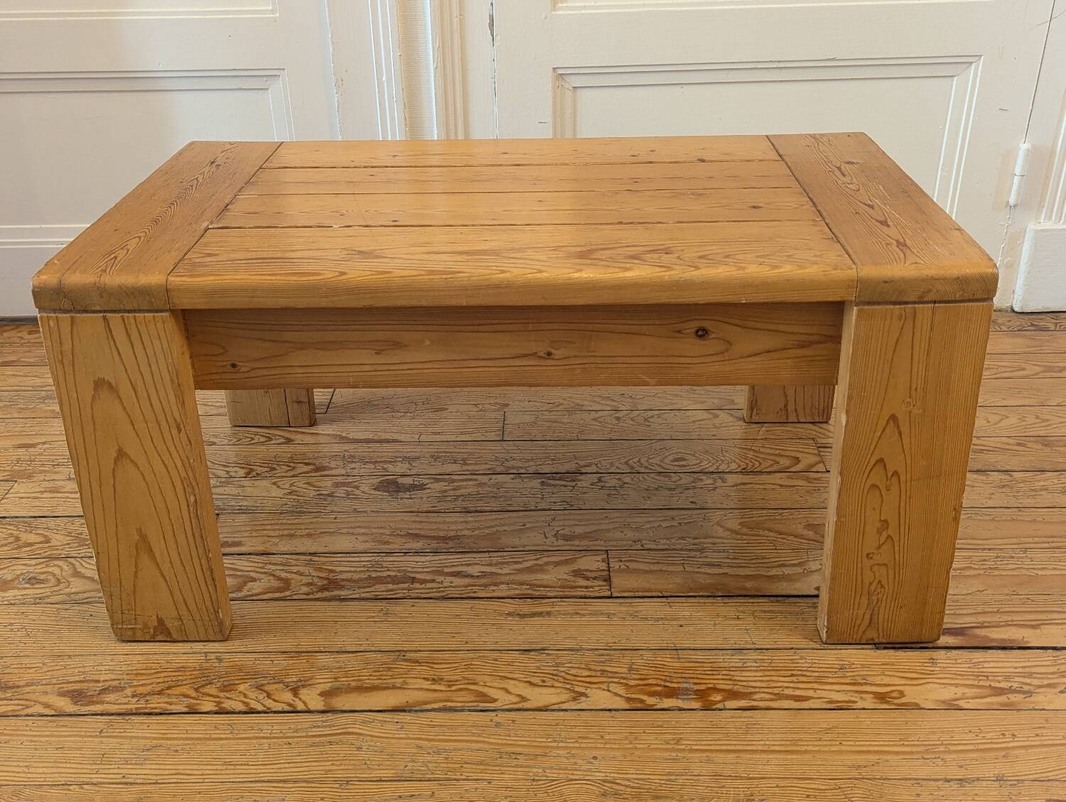 Table Basse Perriand / Regain – Provenance Les Arcs (Savoie)