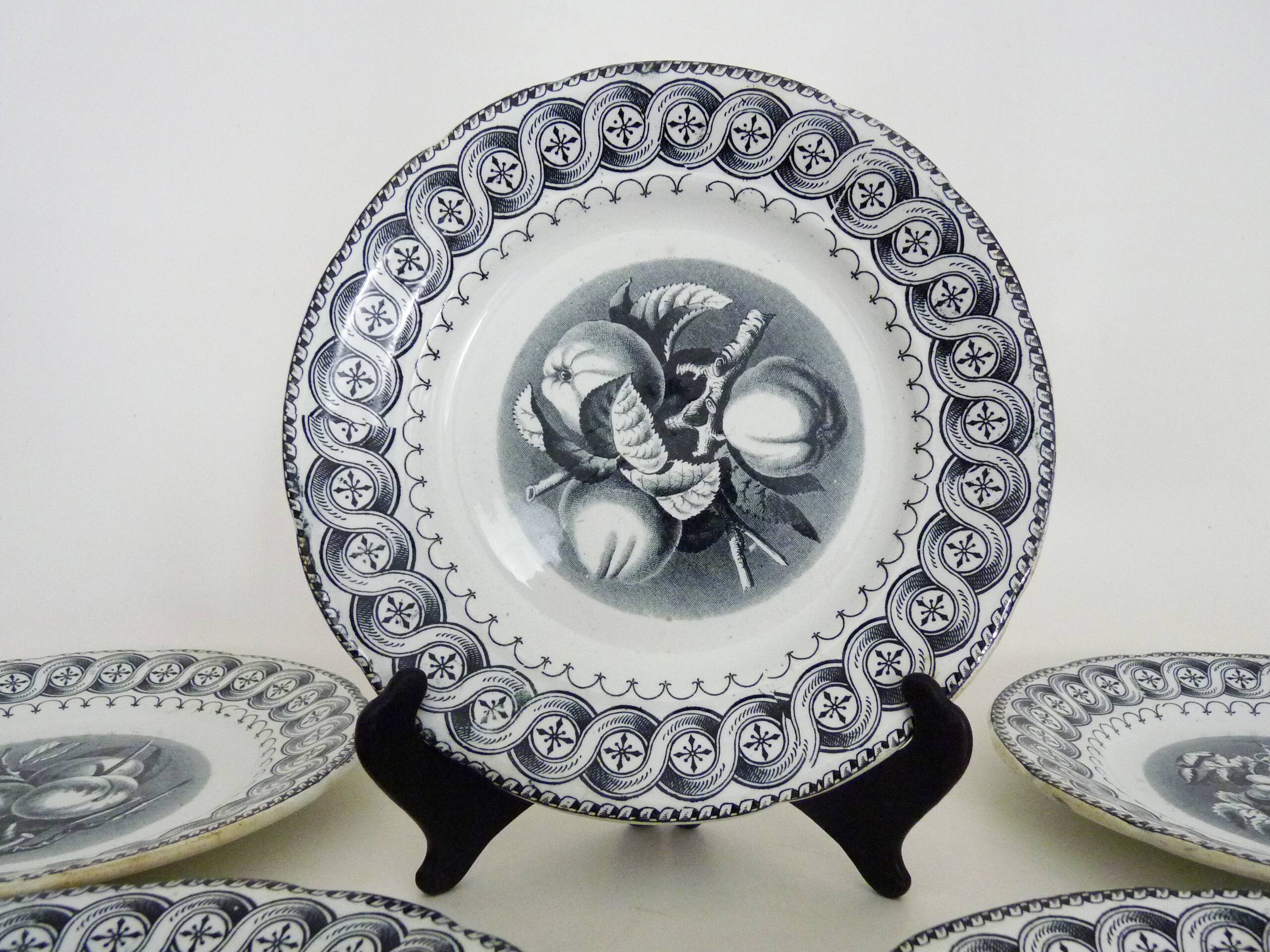 10 assiettes à dessert en faïence signées HB Choisy le roi XIXème