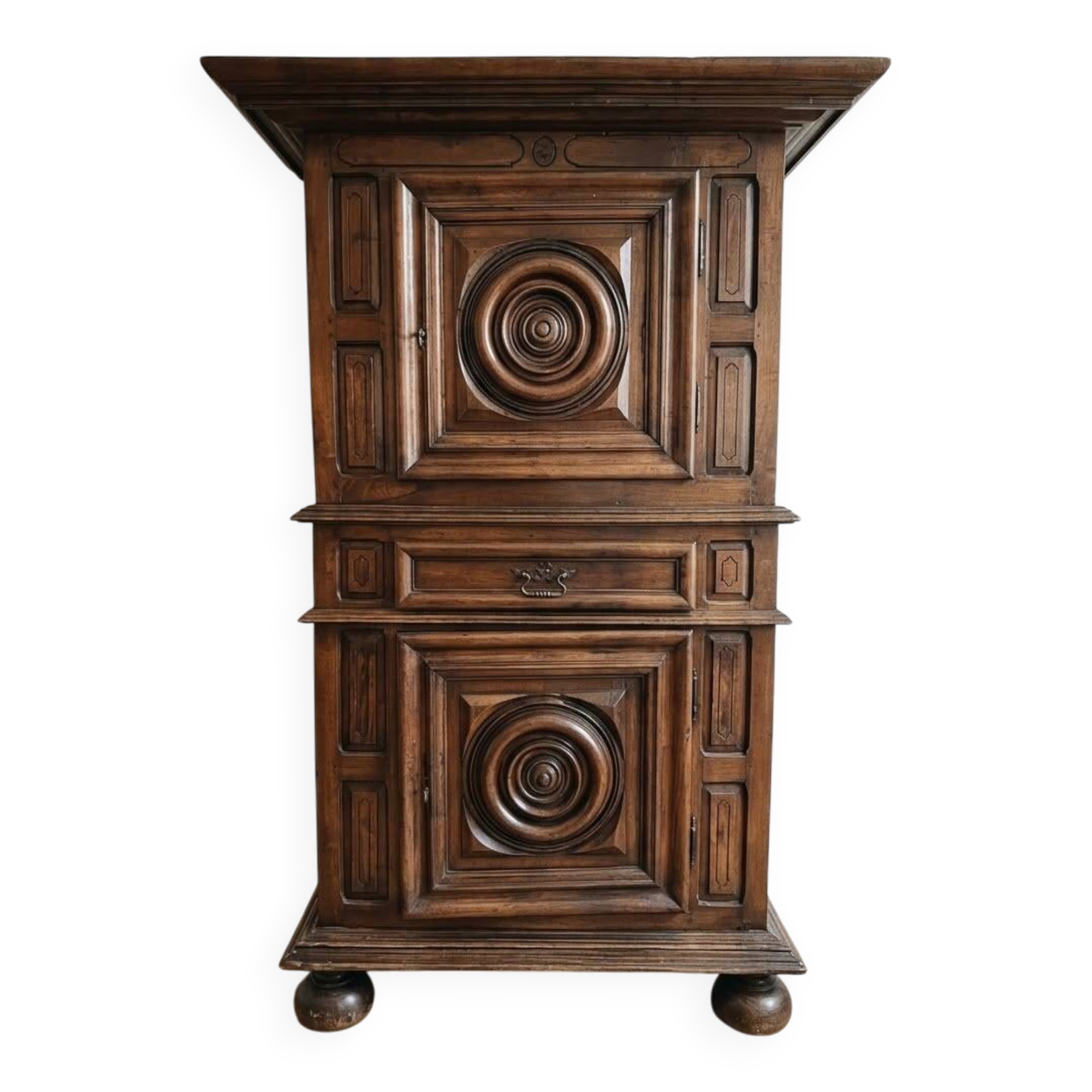 Antique Louis XIII bonnetière in carved solid wood.
