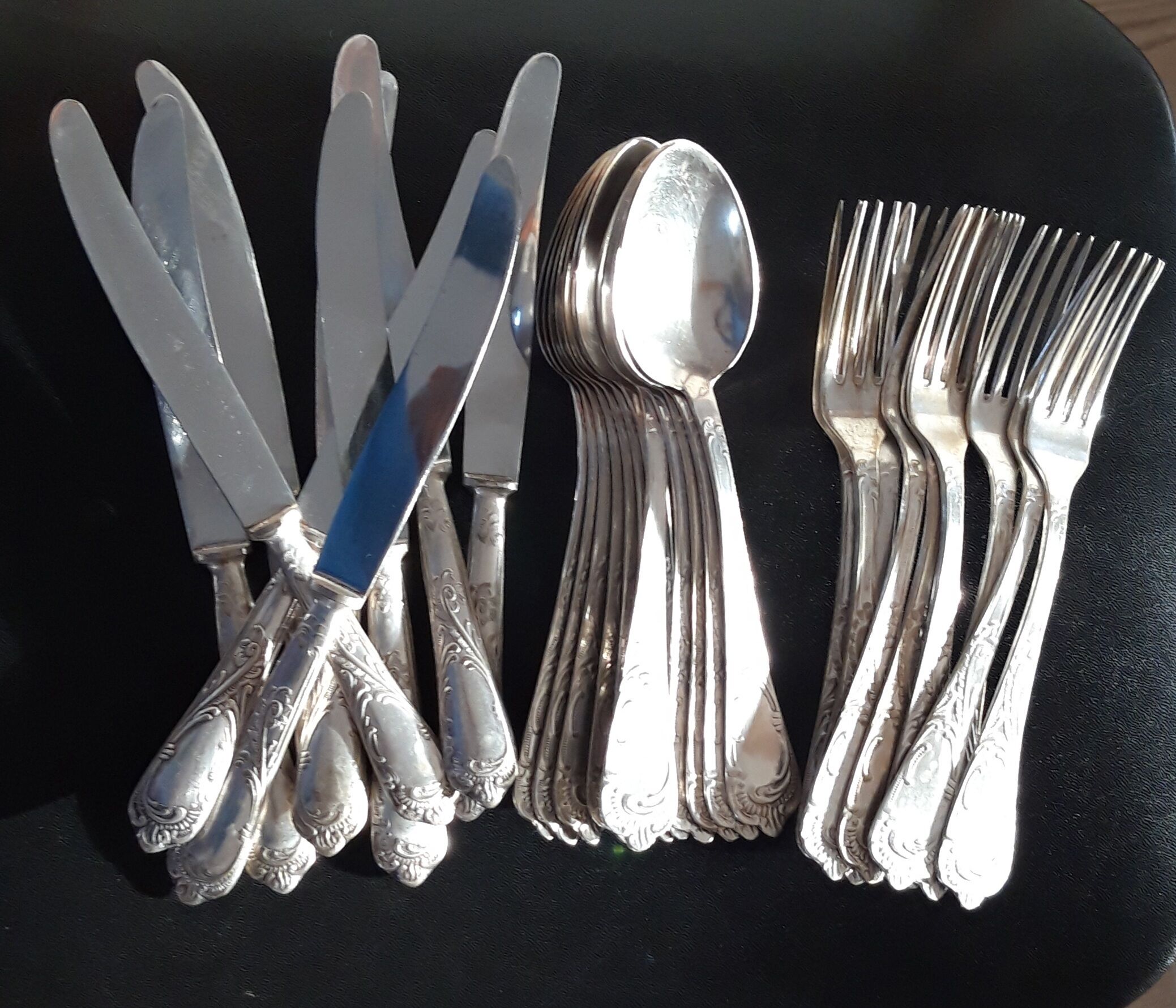 Set of silvered metal cutlery 1/1000th