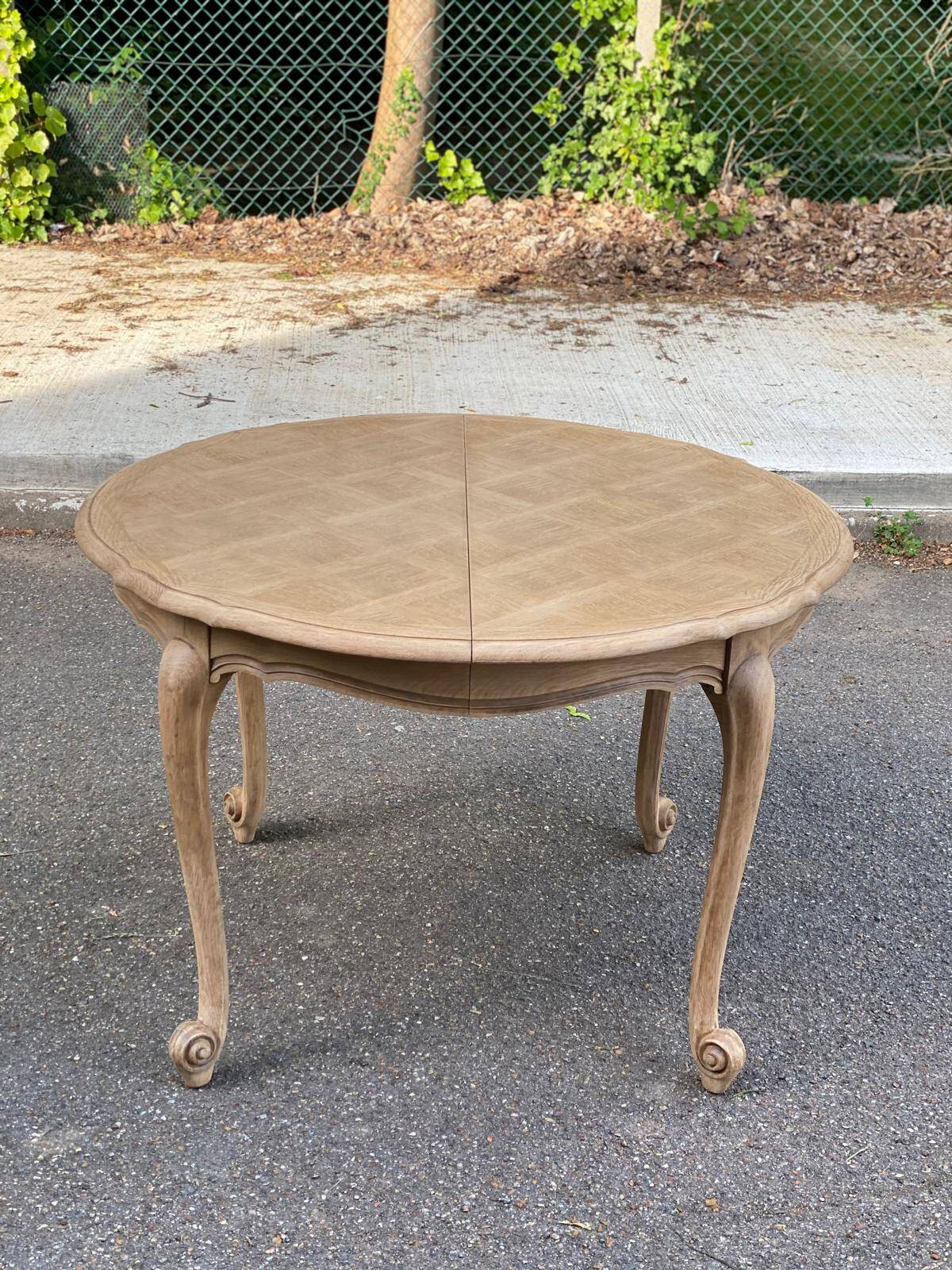 Extendable round Louis XV dining table, renovated in raw wood, 20th century, 200cm