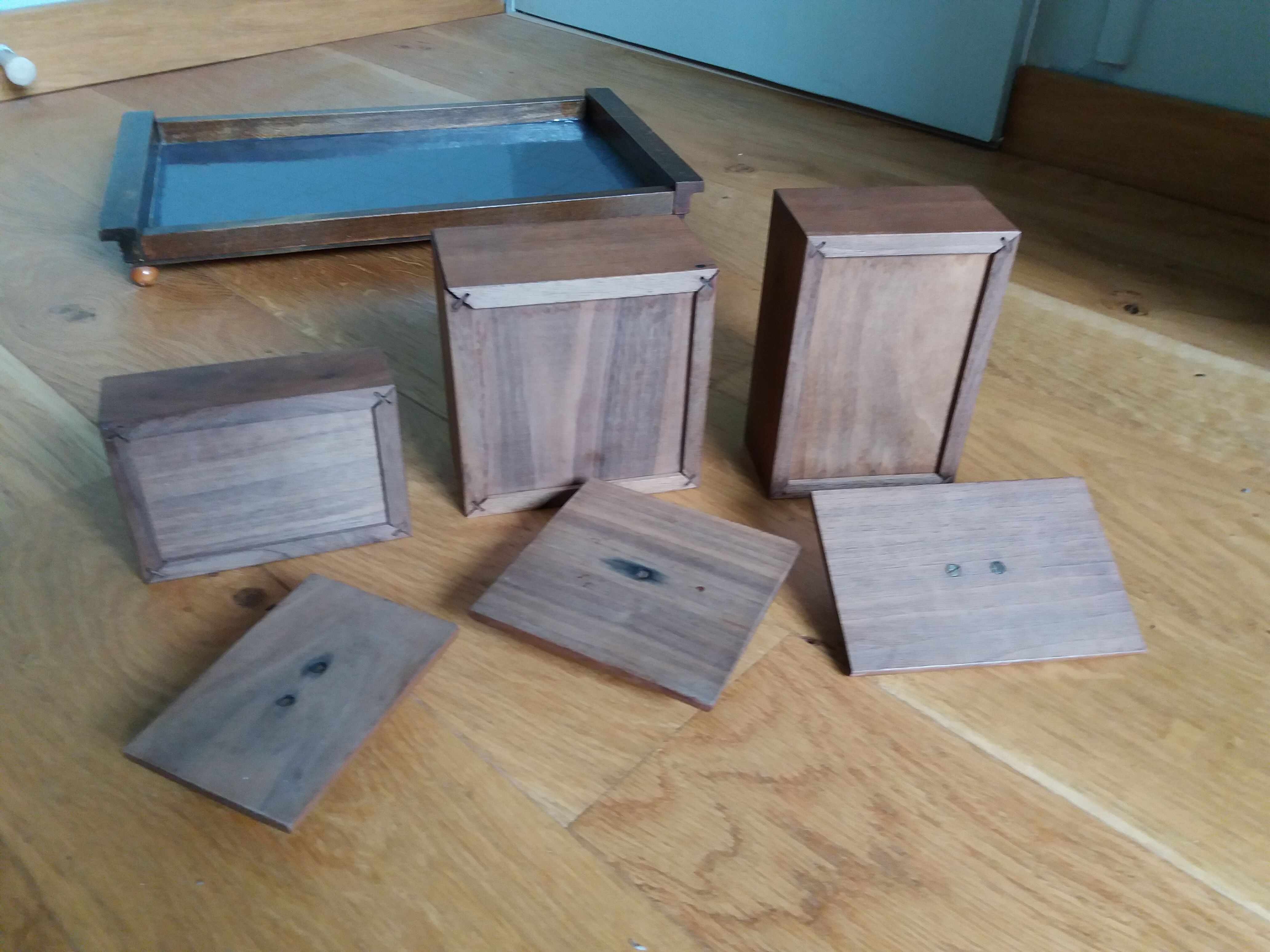 Ensemble de 3 boites en bois sur plateau set de bureau ou de fumeur