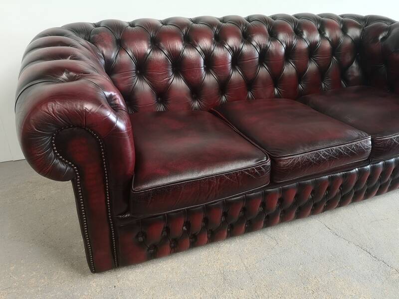 Three-seater chesterfield burgundy leather sofa