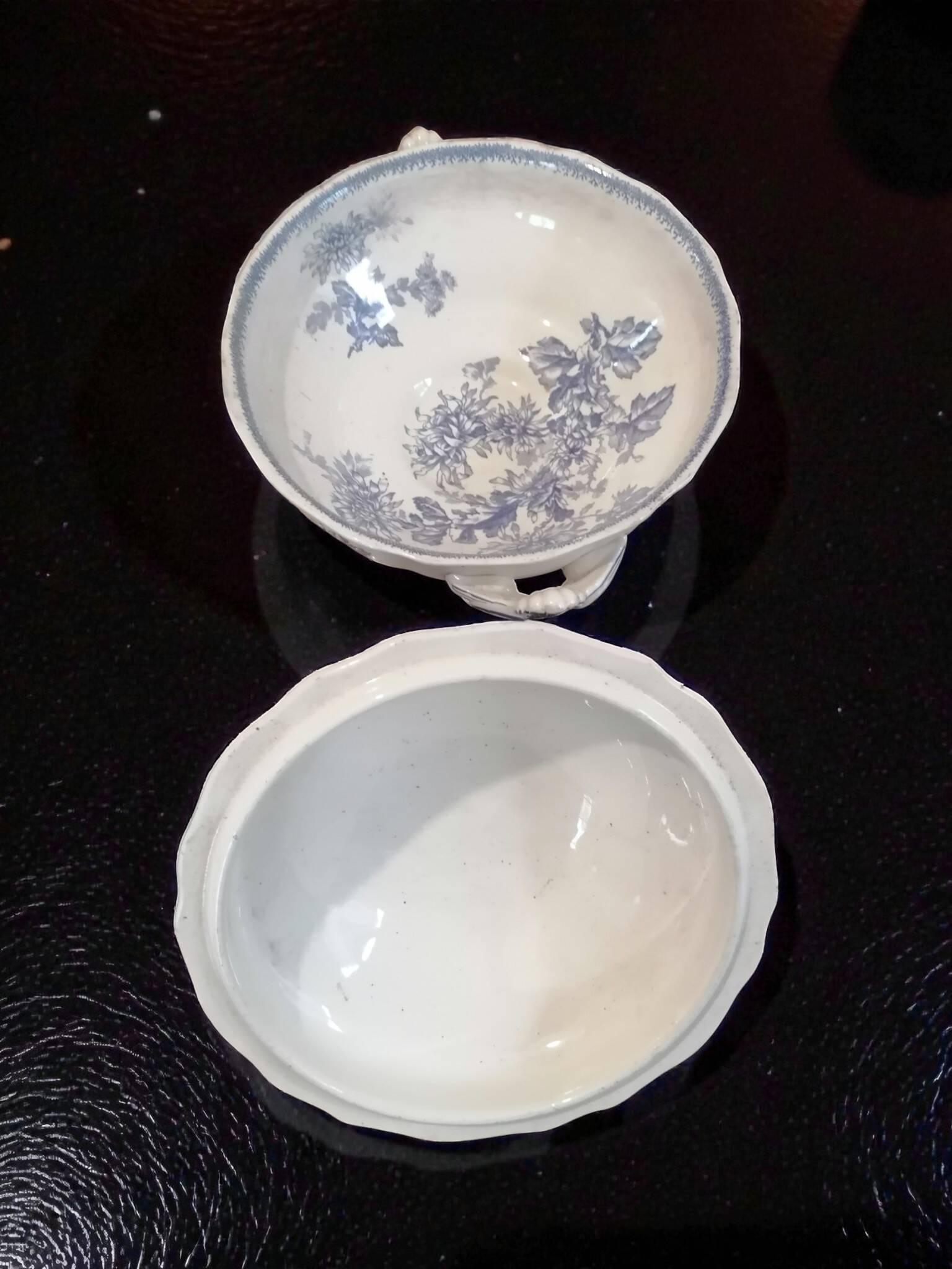 Part of a 25-piece Sarreguemines earthenware dinner service - Purple floral decoration