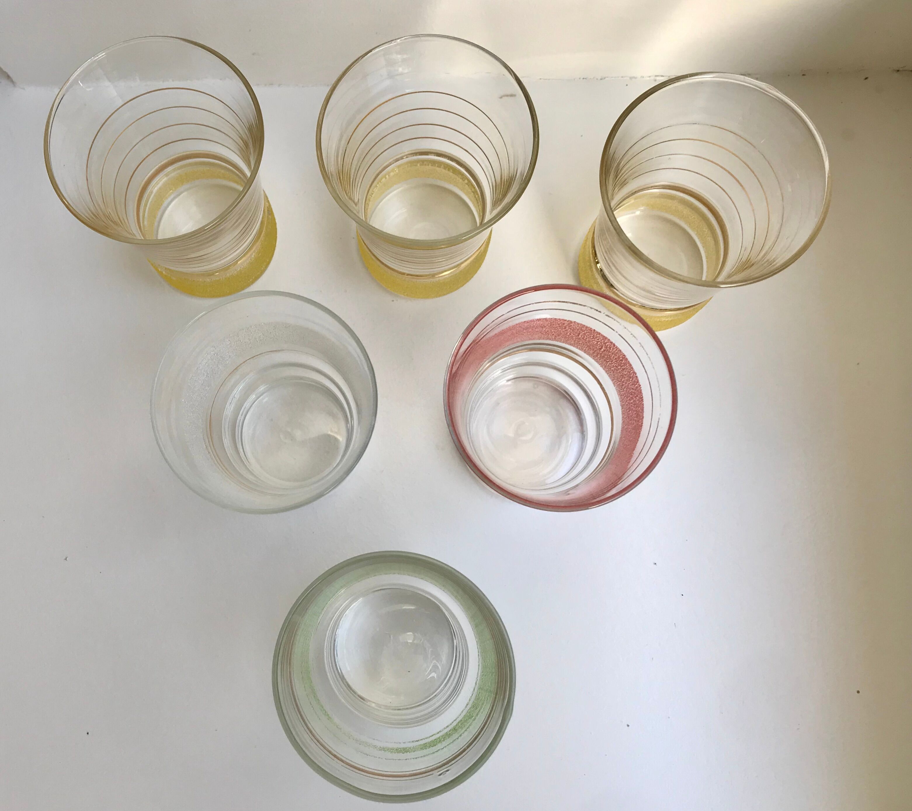 ensemble de 6 verres à eau granité colorés années 1960