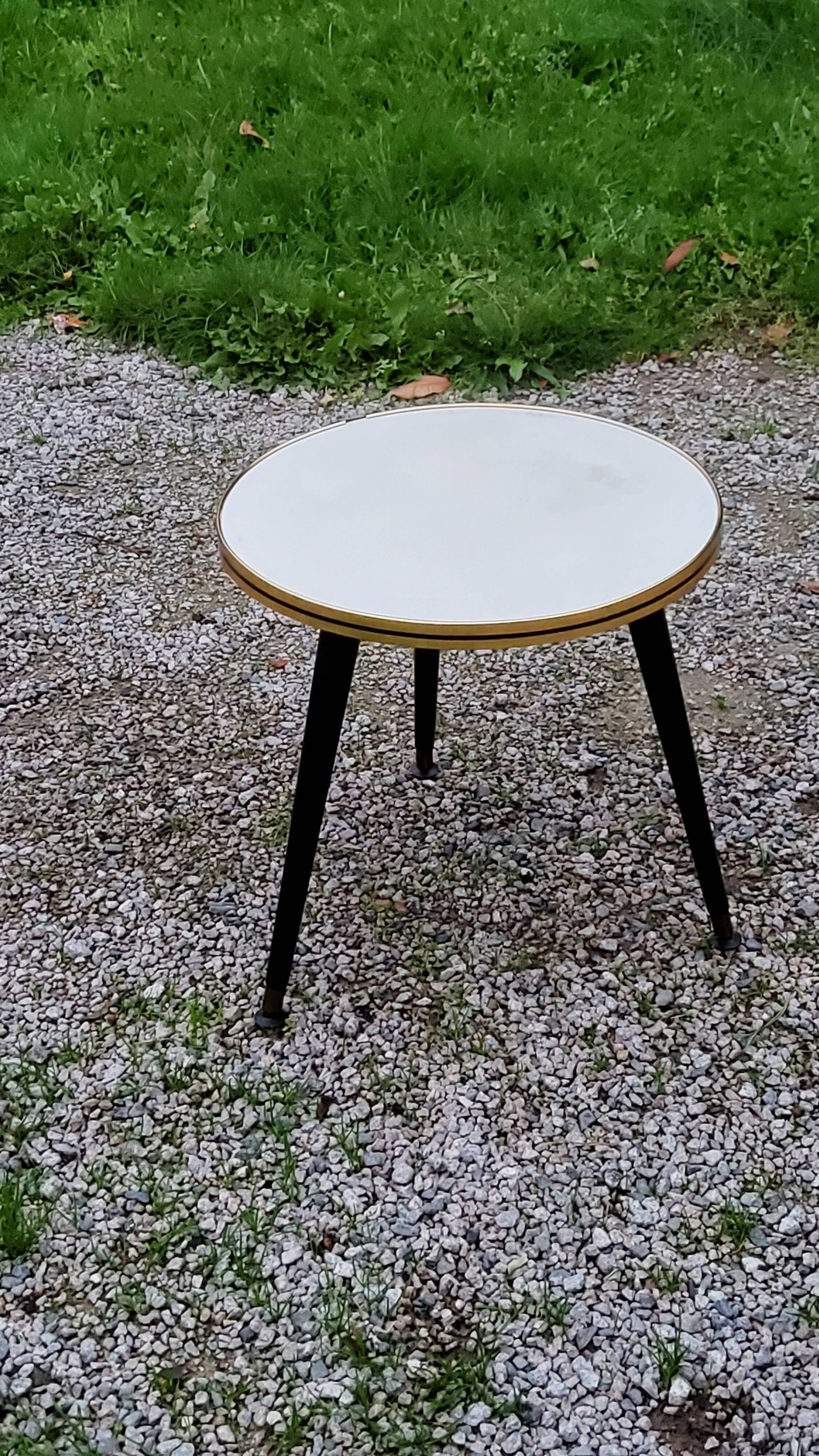 Table d’appoint vintage des années 60 piètement tripode bois noirci plateau formica blanc