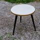Table d’appoint vintage des années 60 piètement tripode bois noirci plateau formica blanc