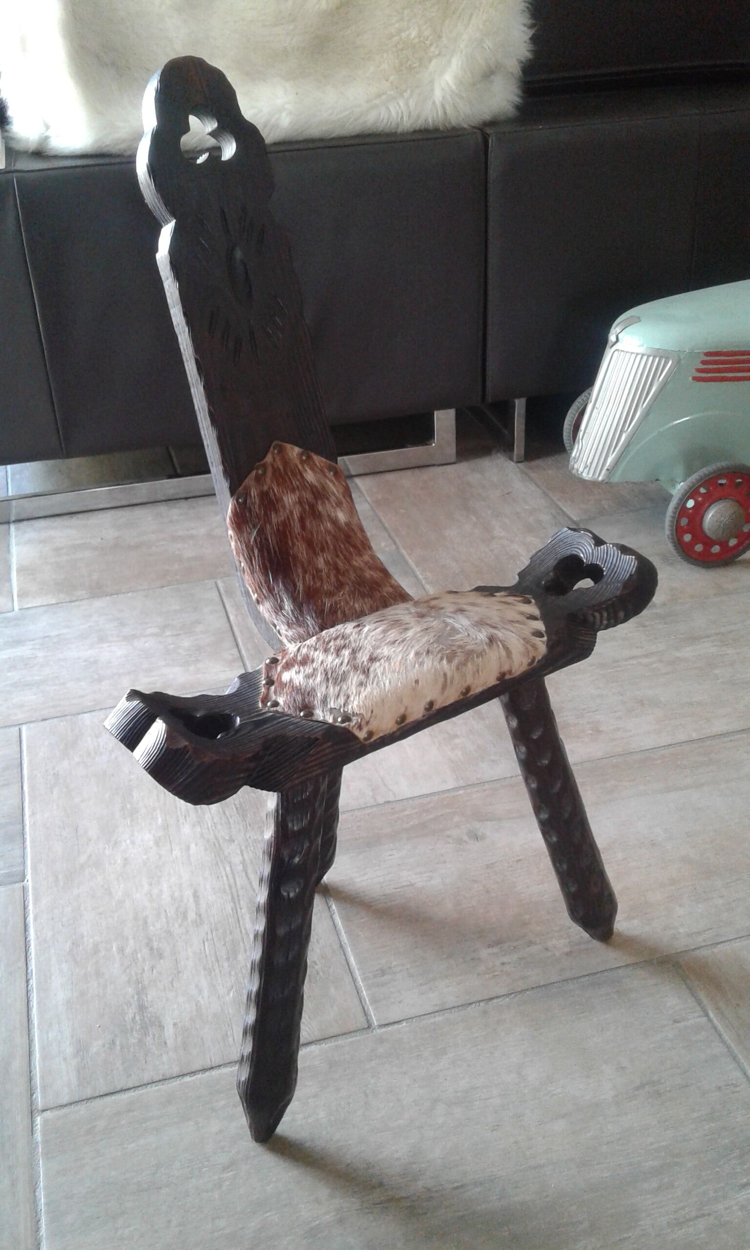 Chair / tripod stool wood and skin . Vintage 50/60