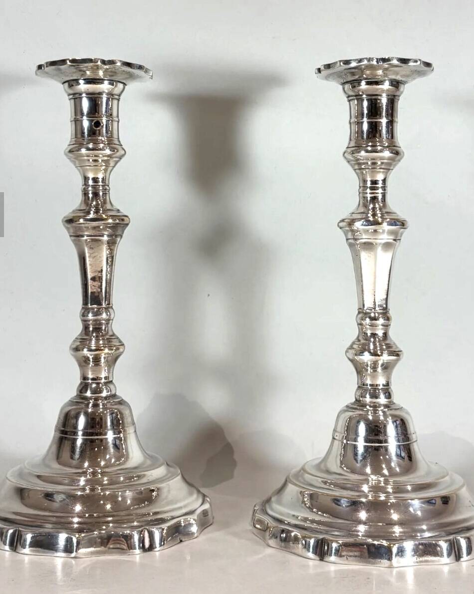 Paire de bougeoirs en métal argenté