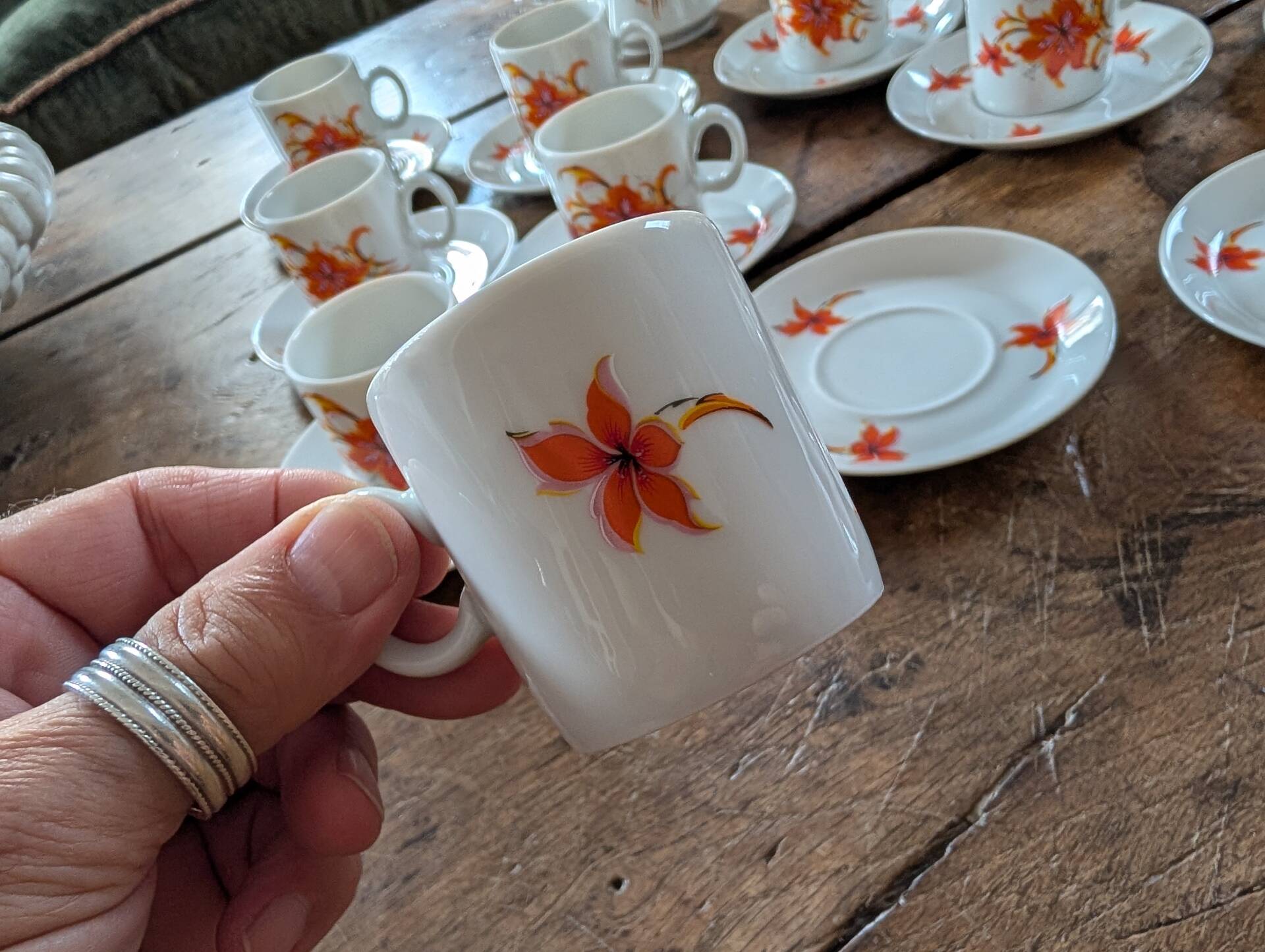 Service Winterling 70s – flamboyant floral orange décor
