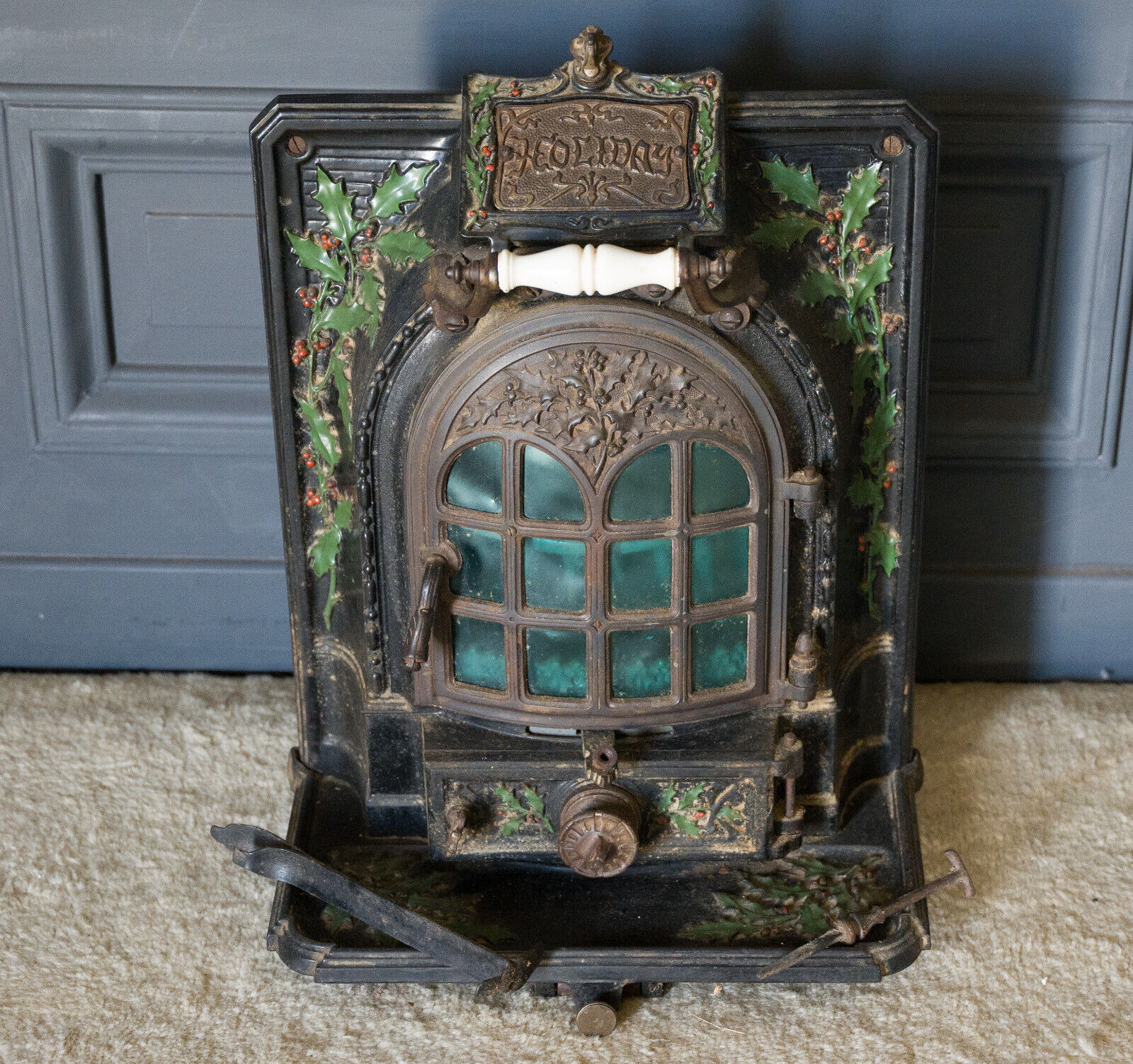 Cast iron stove Forges Fonderie Saint Nicolas brand Holiday Décor holly