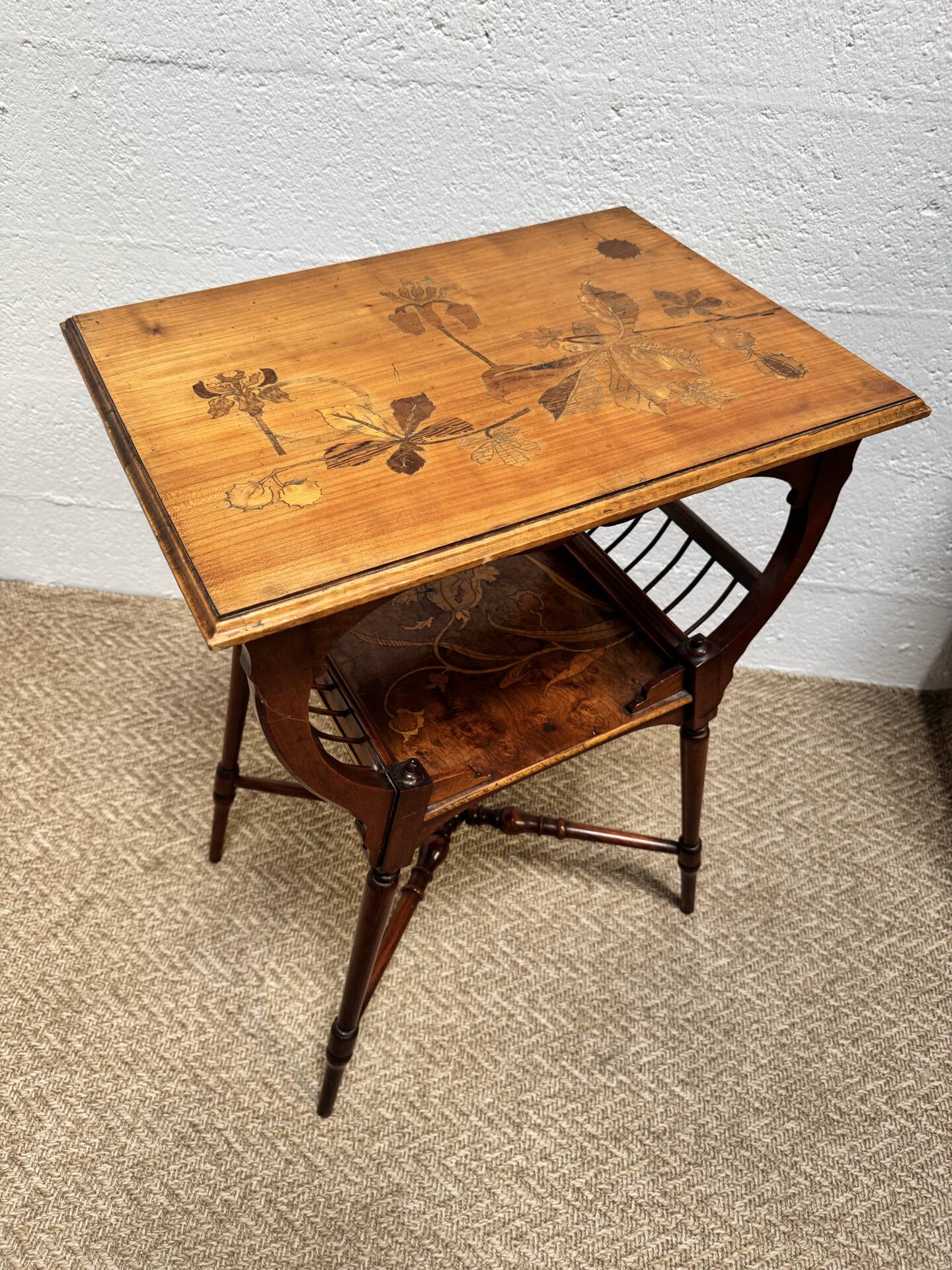 Table d’appoint / Lecture Style Esthétique Victorien, marqueterie 1880