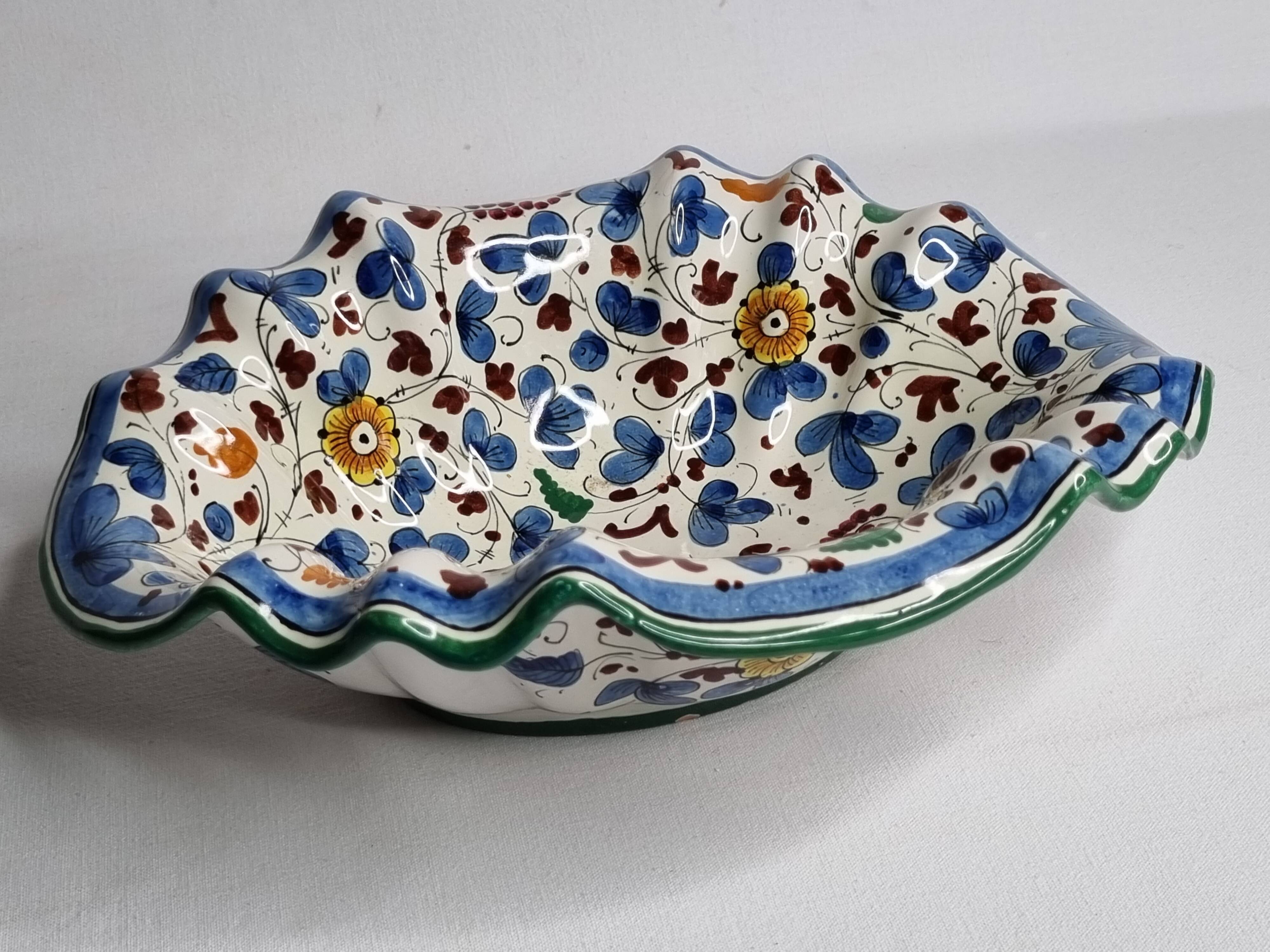 Deruta enameled ceramic bowl with bird decoration, 28 cm