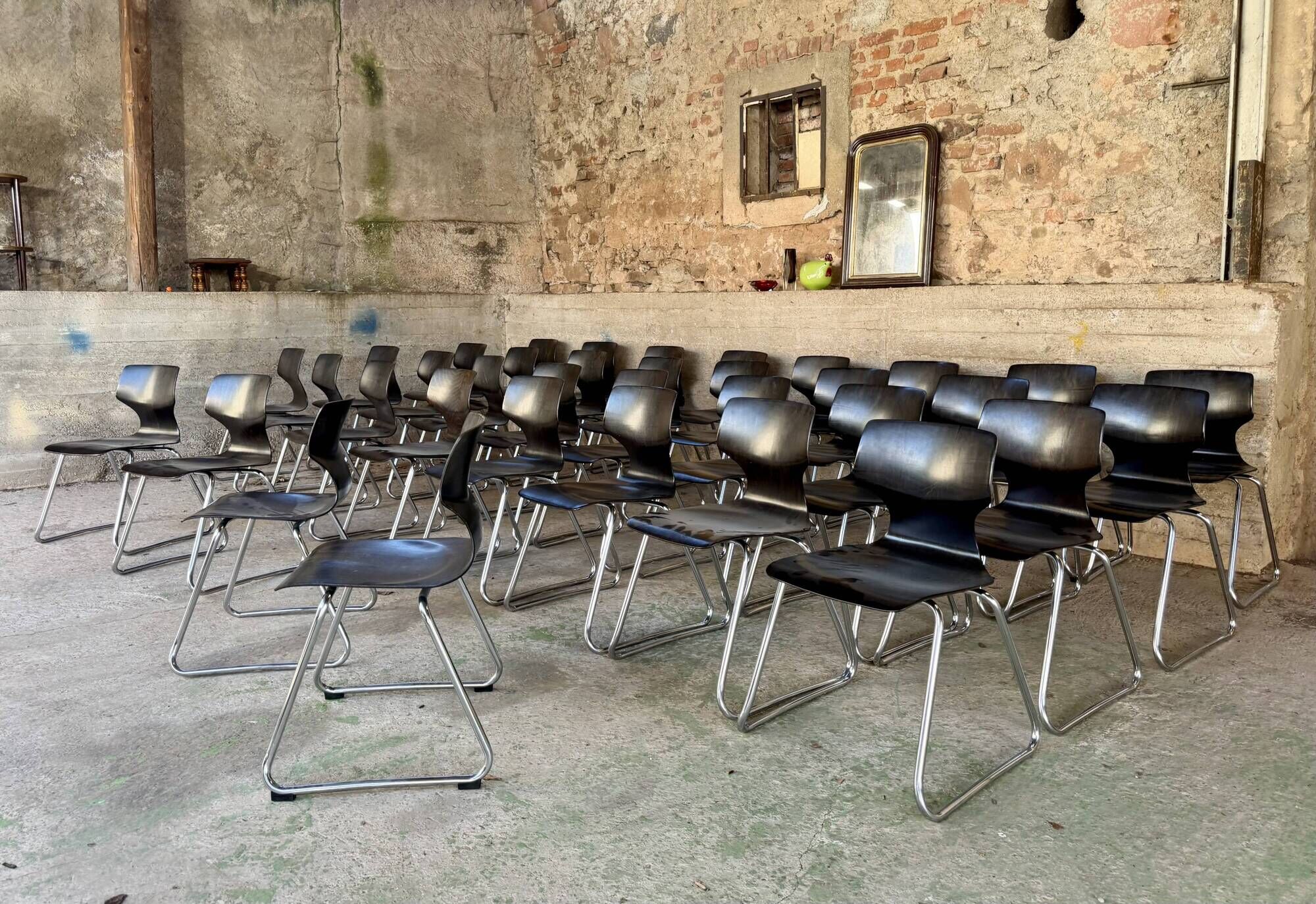 ✨ Set of 100 black Pagholz Flototto chairs – Chrome tubular frame
