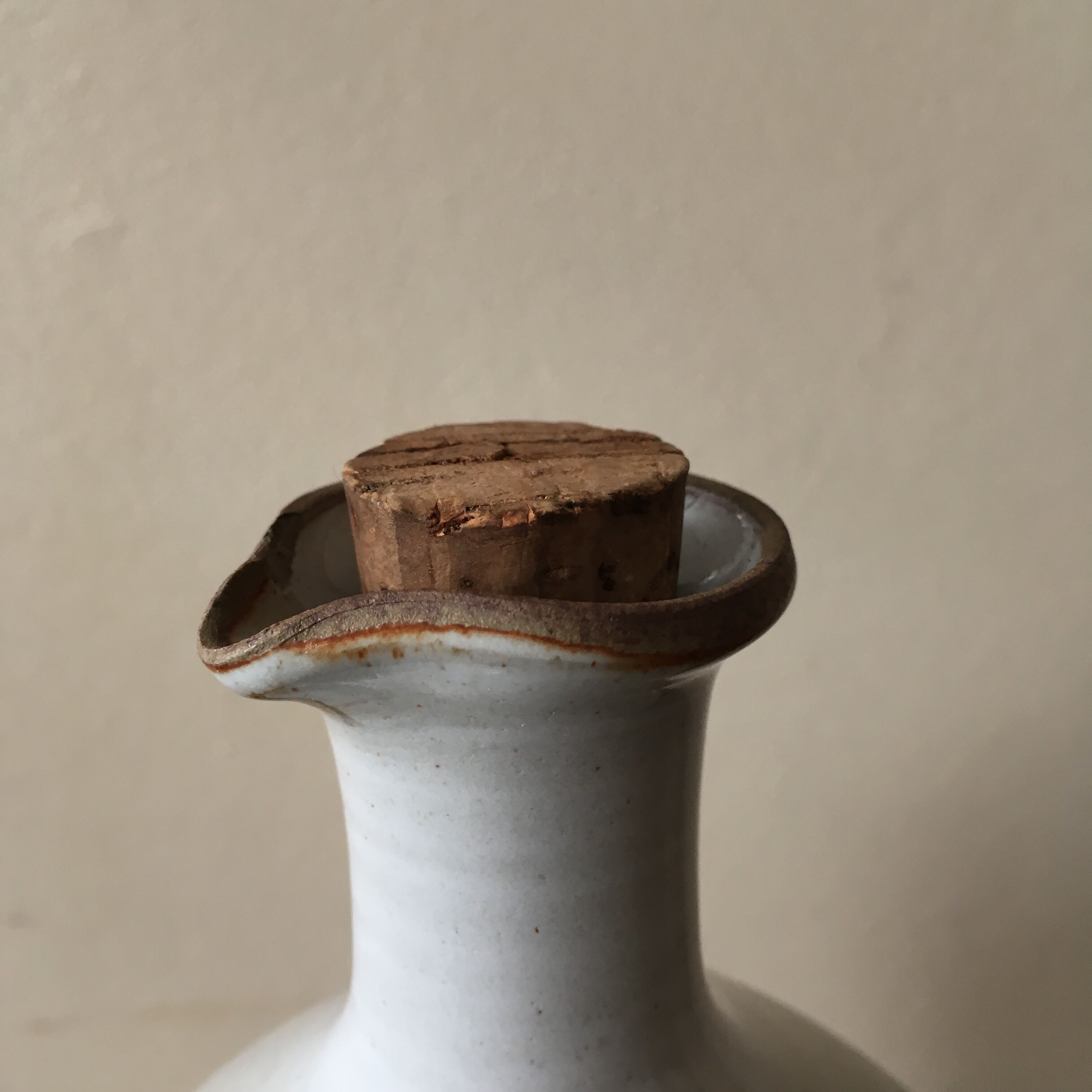 Cruche en verre clair avec poignée avec verseur où le fruit ou a ne