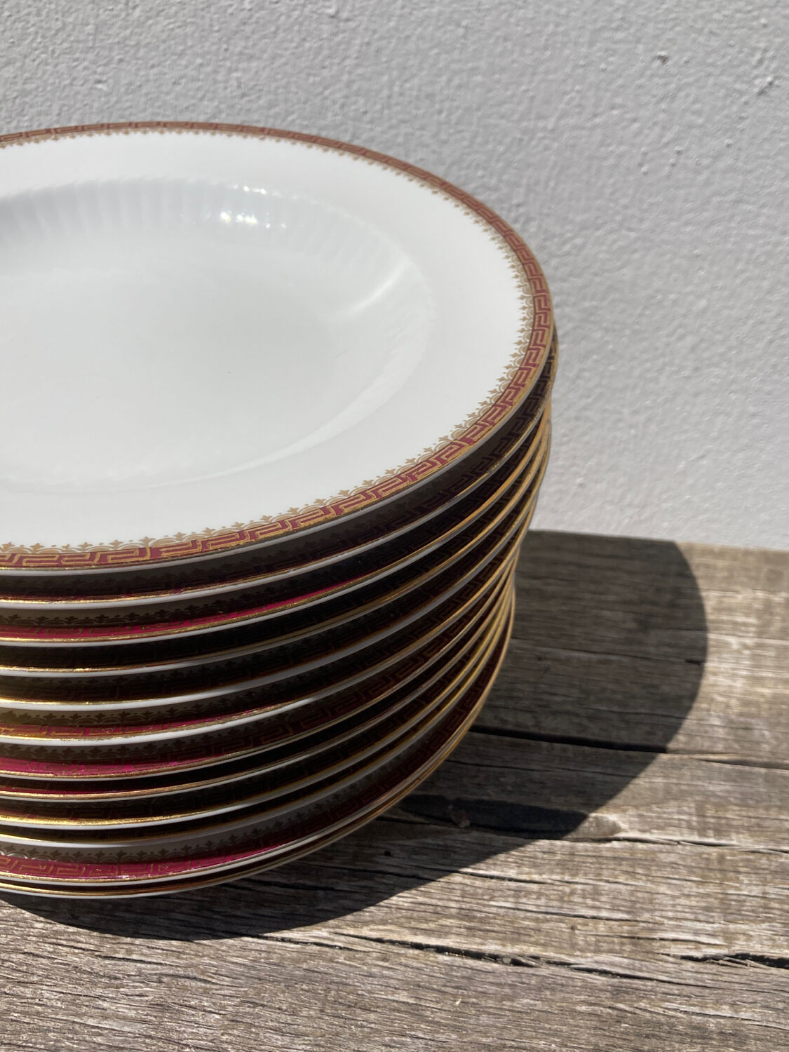 12 assiettes creuses en porcelaine doré et rouge bordeaux