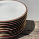 12 assiettes creuses en porcelaine doré et rouge bordeaux