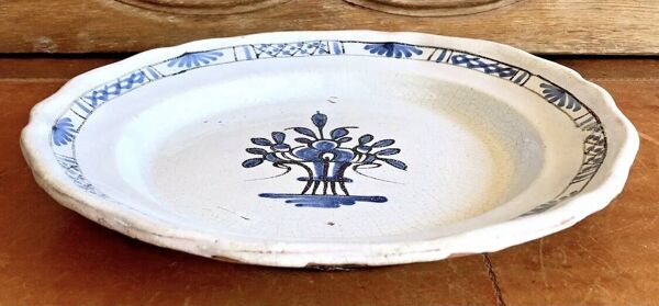 Ancien plat rond creux XVIII cul noir Rouen Forges les eaux